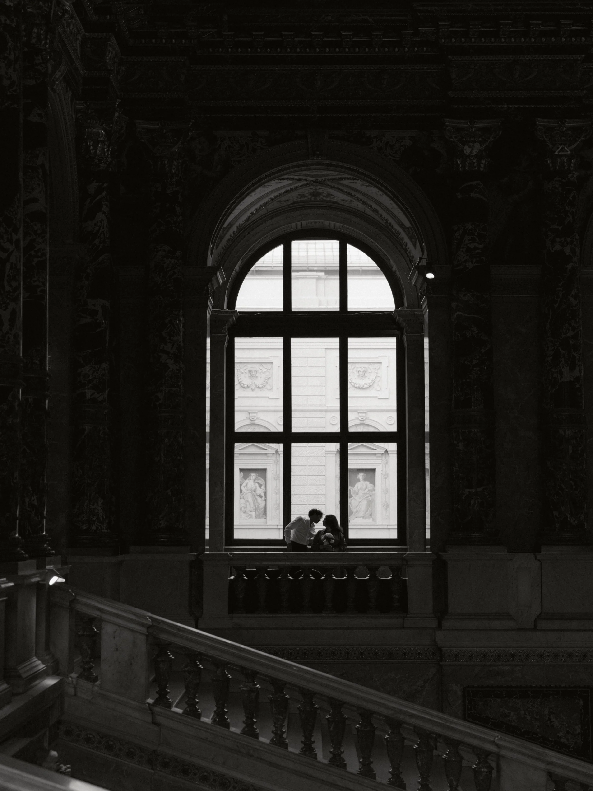 Kissing and cuddling through museum halls and paintings. S+A&rsquo;s after-wedding session in the museum because they love art 🧡✨

#kunsthistorischesmuseum #afterweddingshooting #austriaelopementphotographer #europeelopement #austriaphotographer