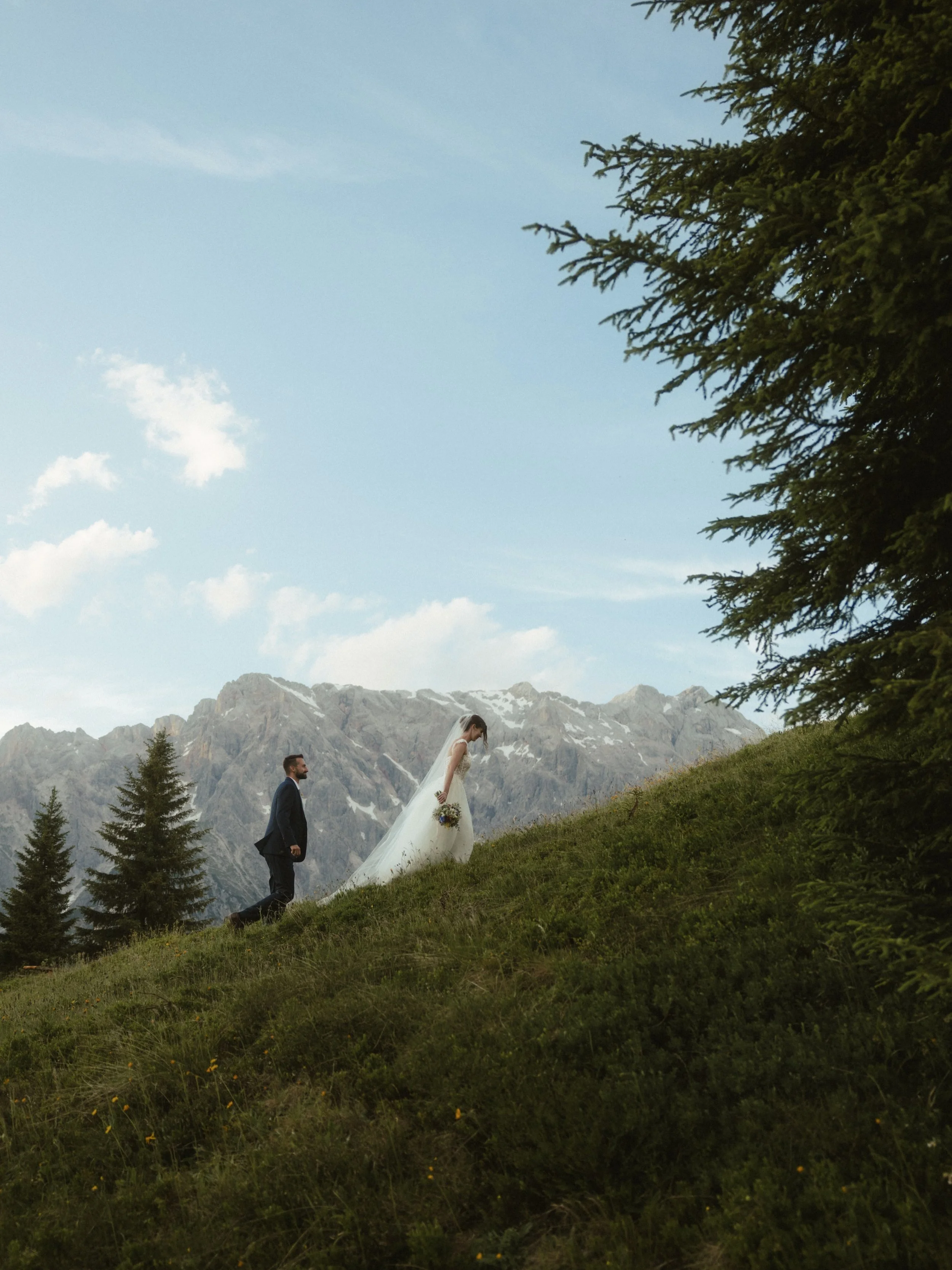 The mountains don&rsquo;t rush you and neither should your wedding day. S+V spent three days at @zachhofalm with their closest friends and family, with the beautiful Hochk&ouml;nig as their backdrop. The weekend started with a hike up and a barbecue,