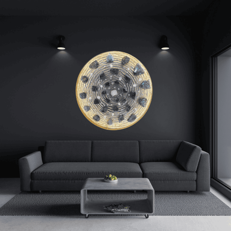 Modernes Wohnzimmer mit dunkler Wand, grauem Sofa,  und einer LED Edelstein Bild beleuchtet von zwei Deckenleuchten.