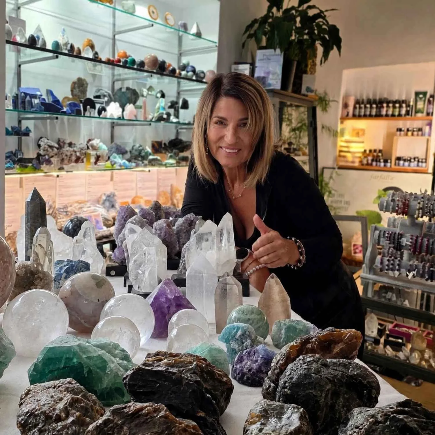 Zdenka Ippolito in ihrem Edelsteinladen in Marktredwitz, umgeben von großen Bergkristallen, Amethysten und Schungit-Steinen.