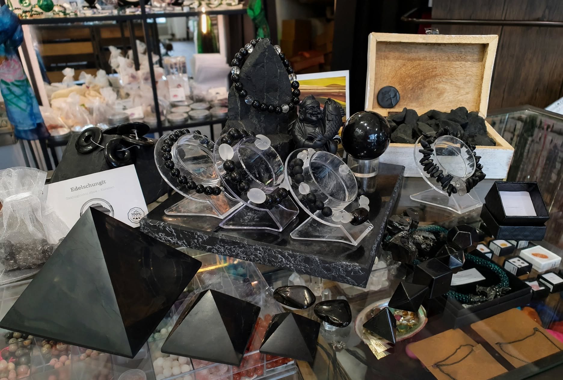 Handgefertigte Schungit-Armbänder und Pyramiden im Shield Drive Atelier in Marktredwitz