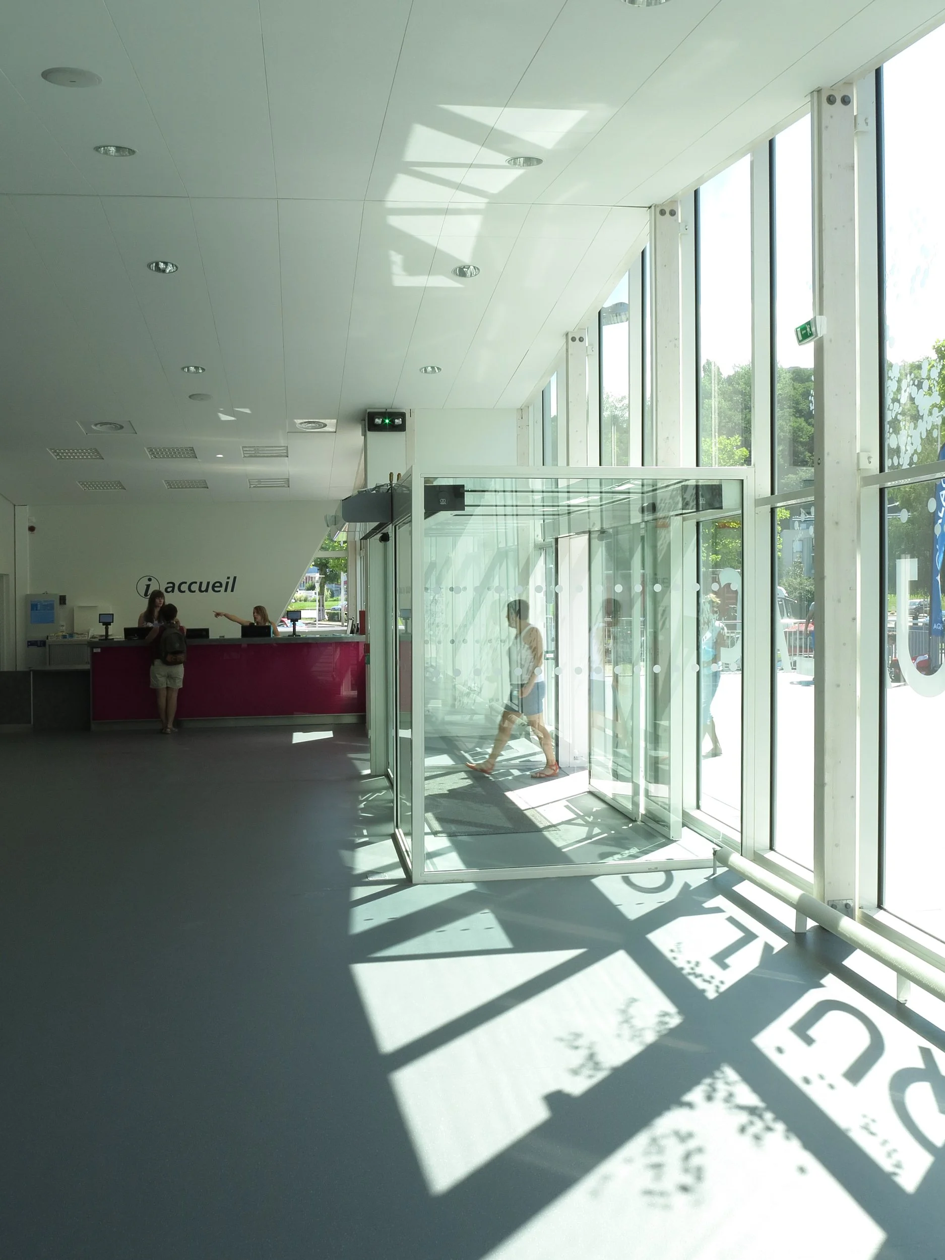 08-aixlb int1 hallw.jpg