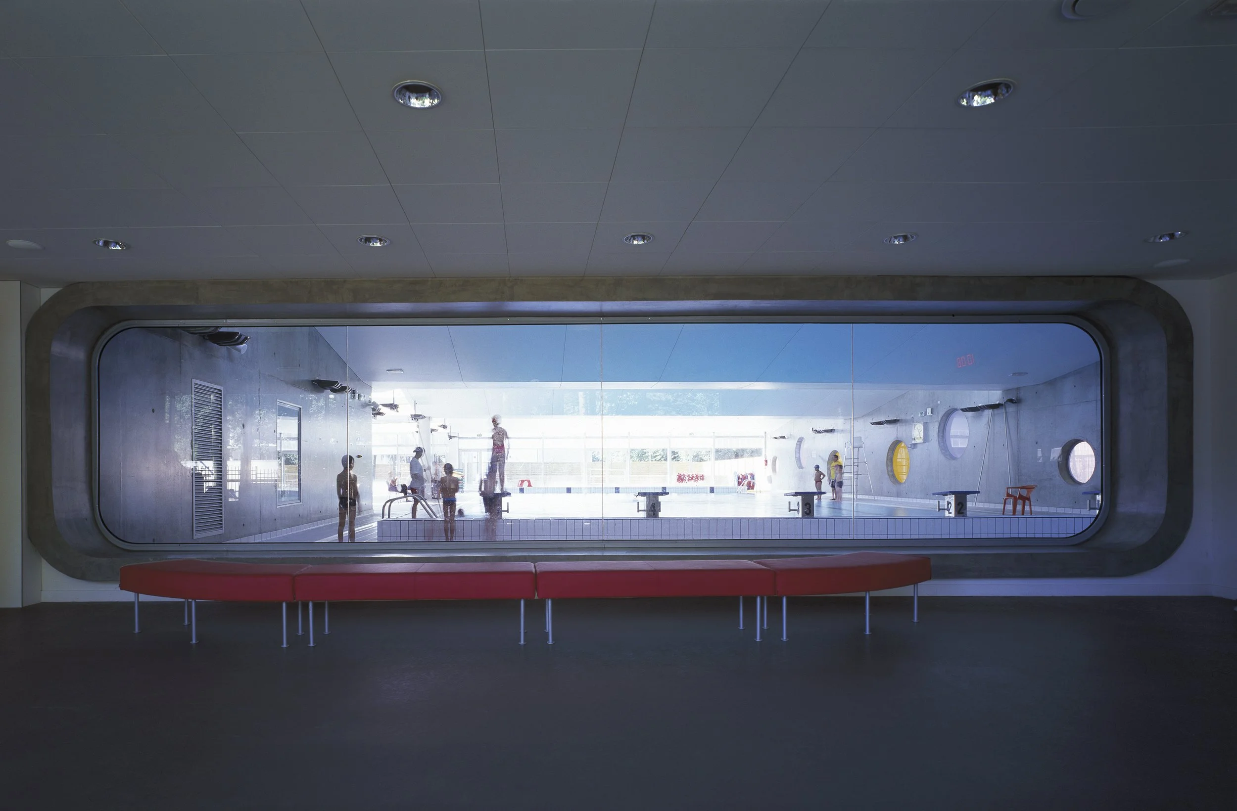 04-tremb-porthole_hall_on_pool.jpg