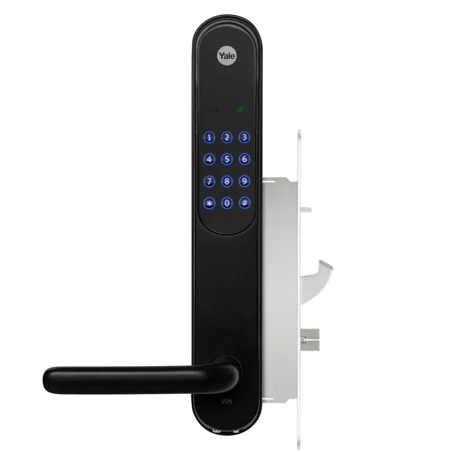 Elektroniskt lås med knappsats och handtag i svart, tillverkat av Yale.