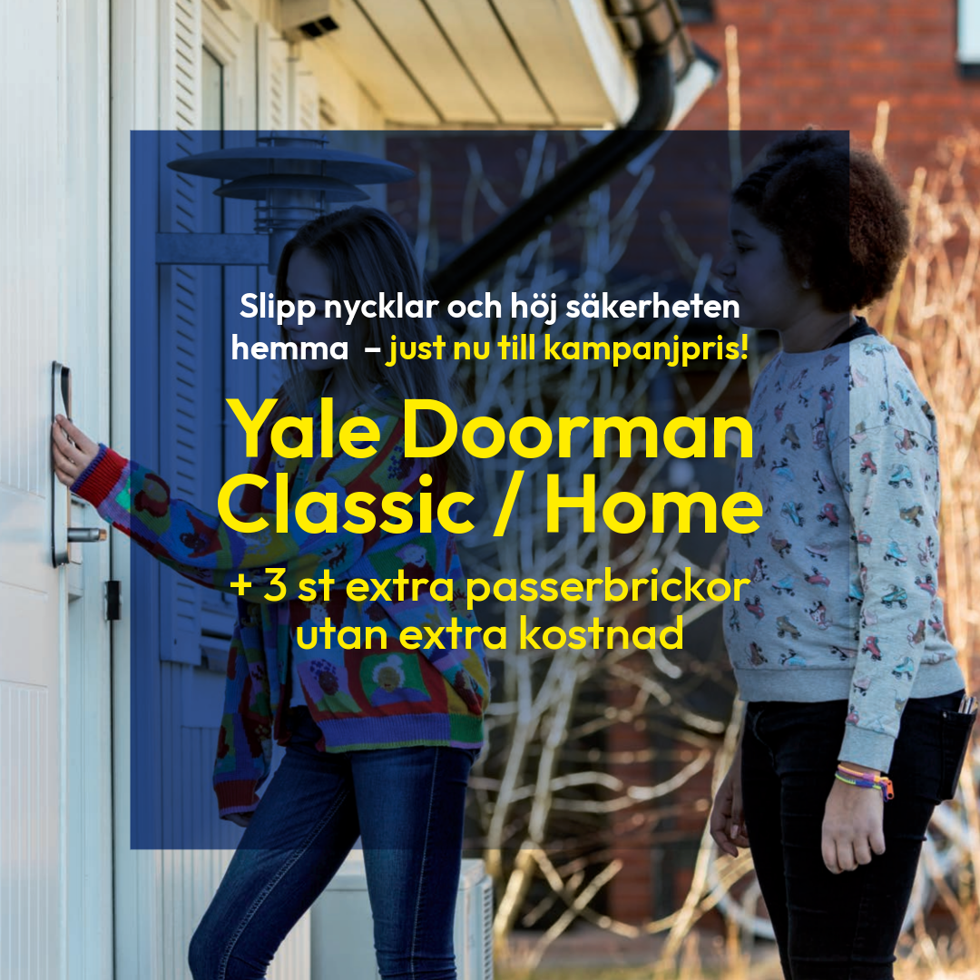 Två flickor står utomhus, en trycker på ett nyckelhål medan den andra tittar. Text om Yale Doorman Classic / Home och kampanjpriser för extra passerskyltar.