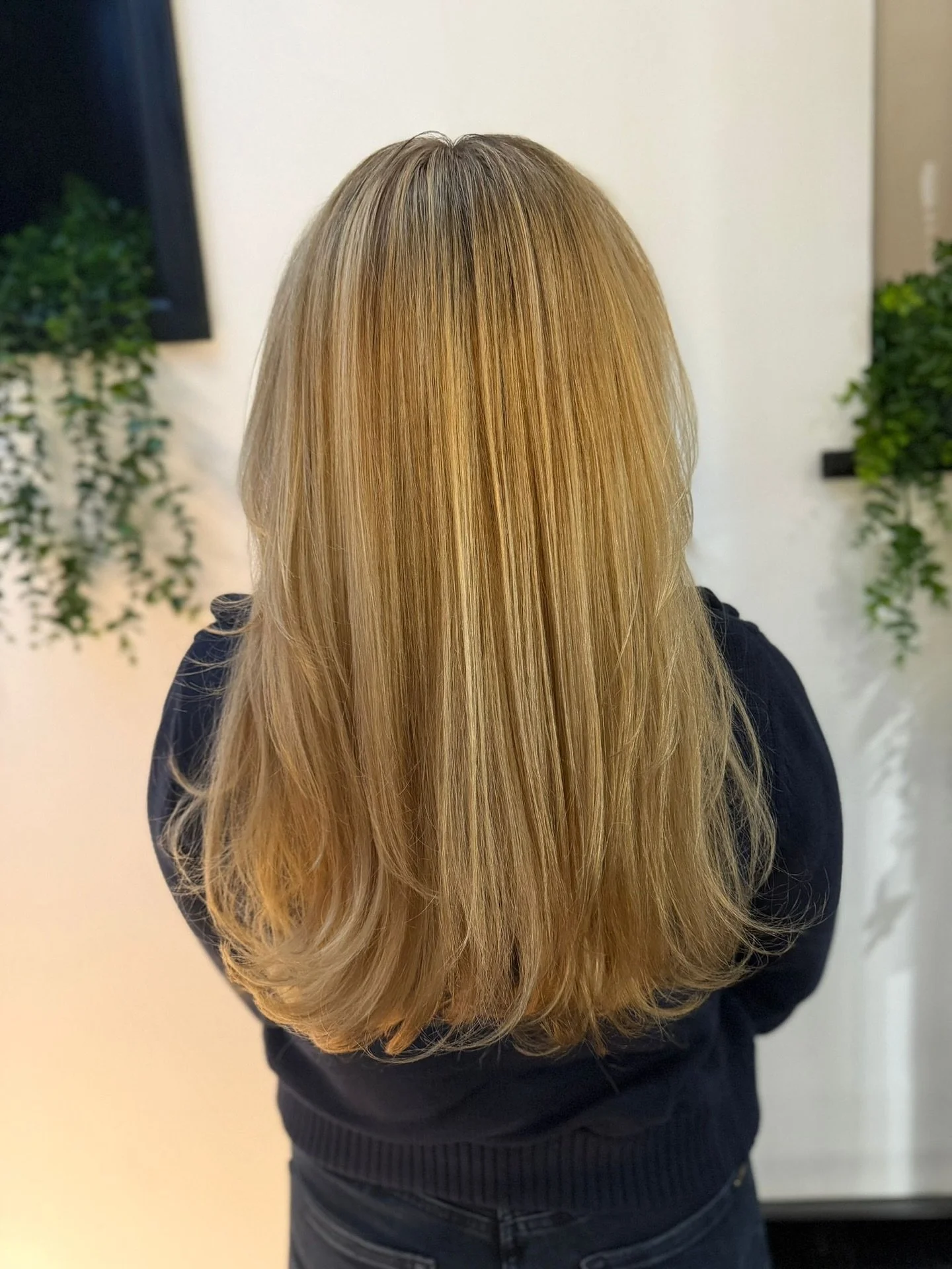 𝐂𝐨𝐥𝐨𝐮𝐫 𝐂𝐨𝐫𝐫𝐞𝐜𝐭𝐢𝐨𝐧 𝐌𝐚𝐠𝐢𝐜 🖤 
A full colour correction to rebalance tones, restore vibrancy, and achieve a beautifully even finish. 

Carefully lifting unwanted shades and refining the colour for a seamless result.

All by our fant