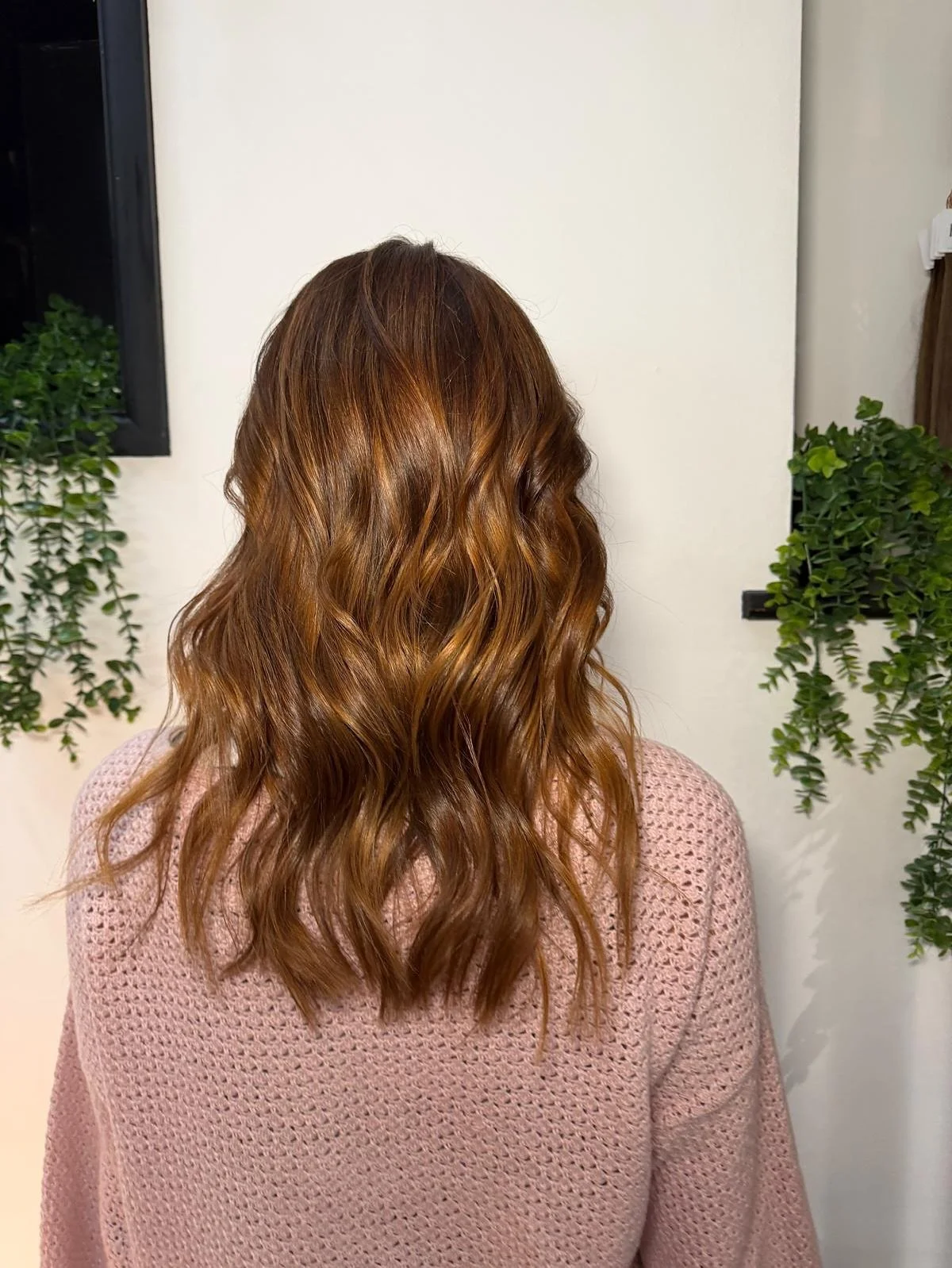 𝐅𝐫𝐞𝐬𝐡 𝐂𝐨𝐥𝐨𝐮𝐫 𝐚𝐧𝐝 𝐂𝐮𝐭 🖤

A beautiful colour refresh paired with a precision cut for the perfect blend of softness, shape, and shine. 

Thoughtfully tailored tones and styling leave our client with a fresh, effortless finish.

🖤✂️