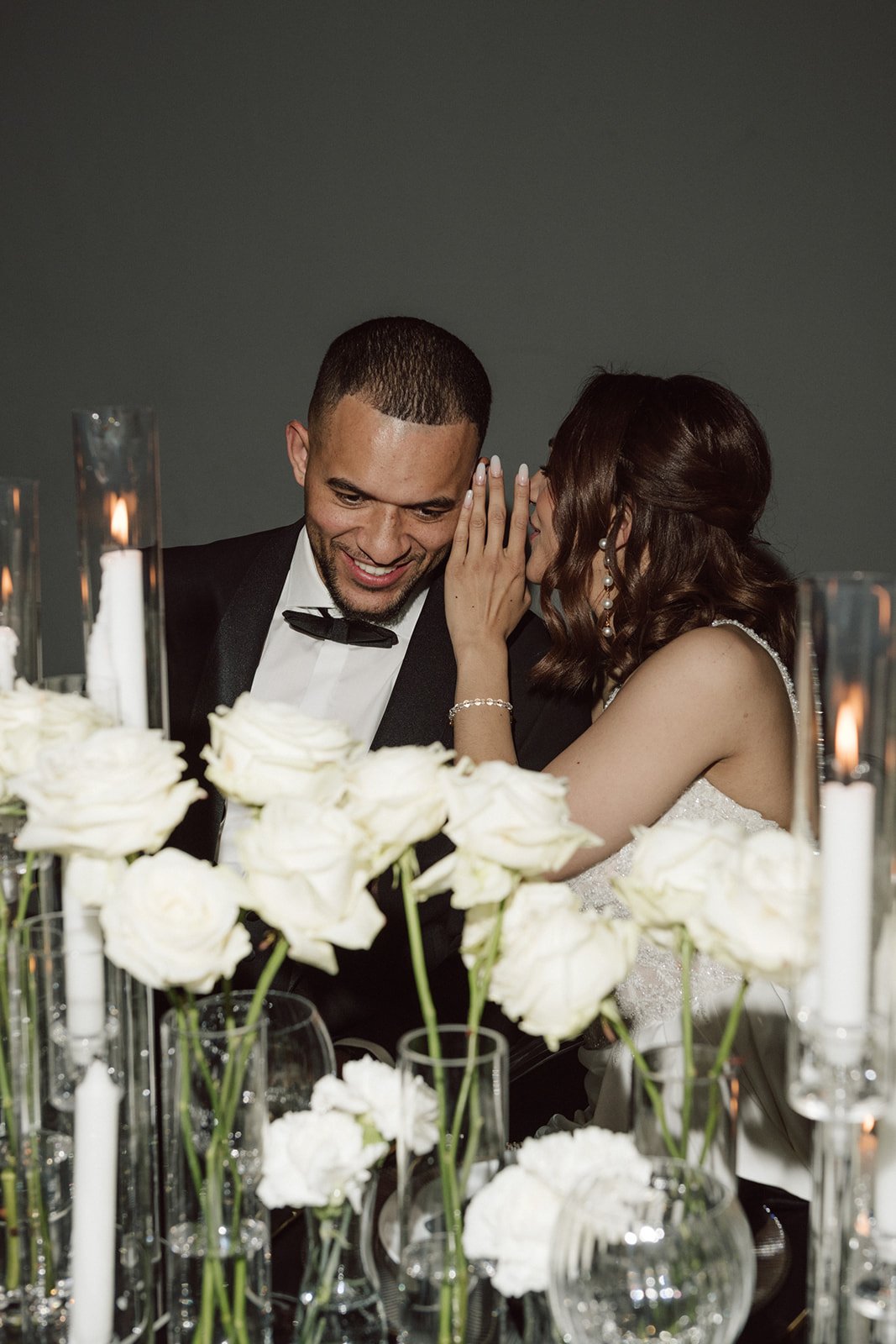 Brautpaar an der Hochzeitstafel bei ihrer Hochzeit im Zweigwerk 11 in Eislingen bei Göppingen