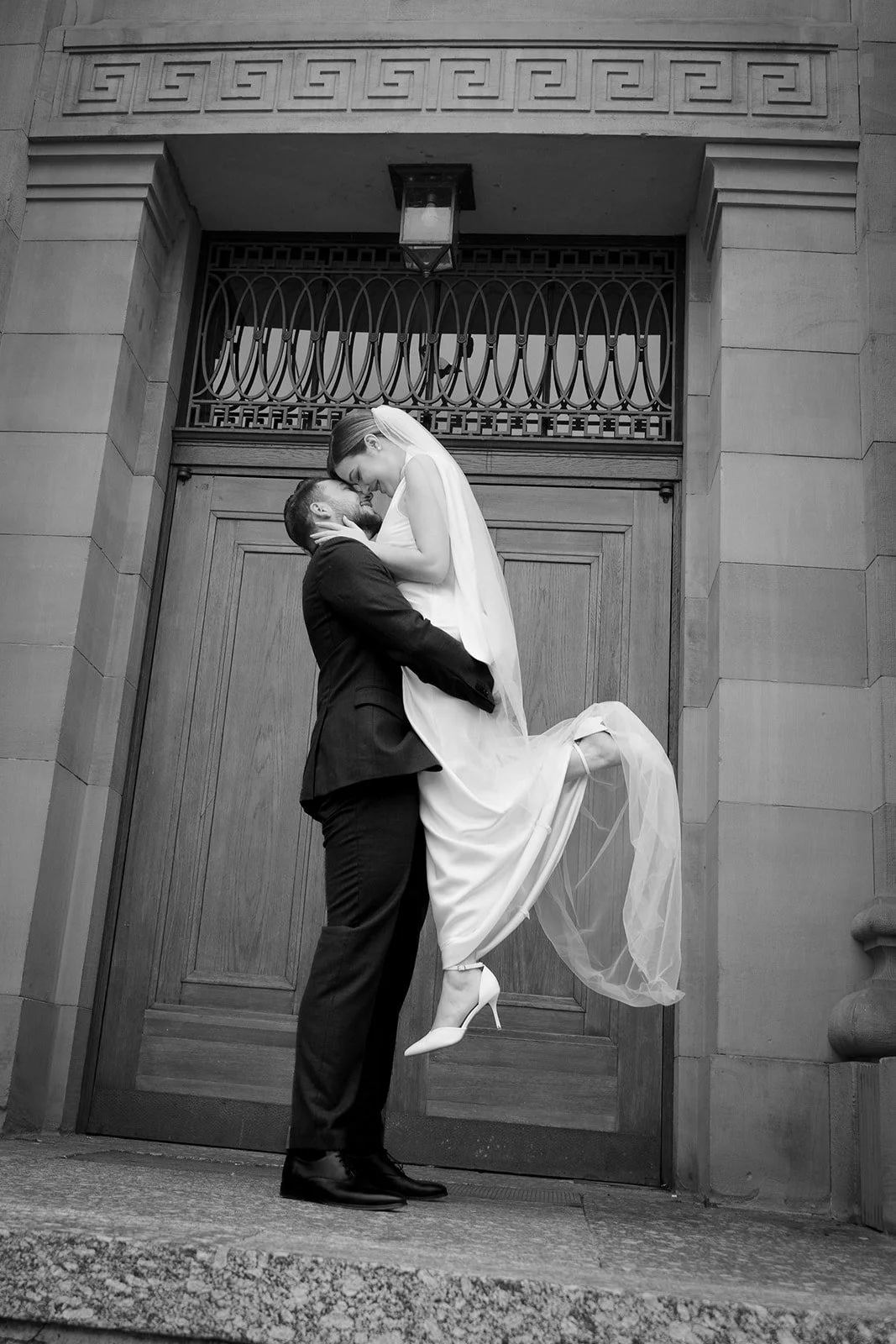 Verliebtes Brautpaar vor dem Standesamt in Göppingen nach ihrer Trauung