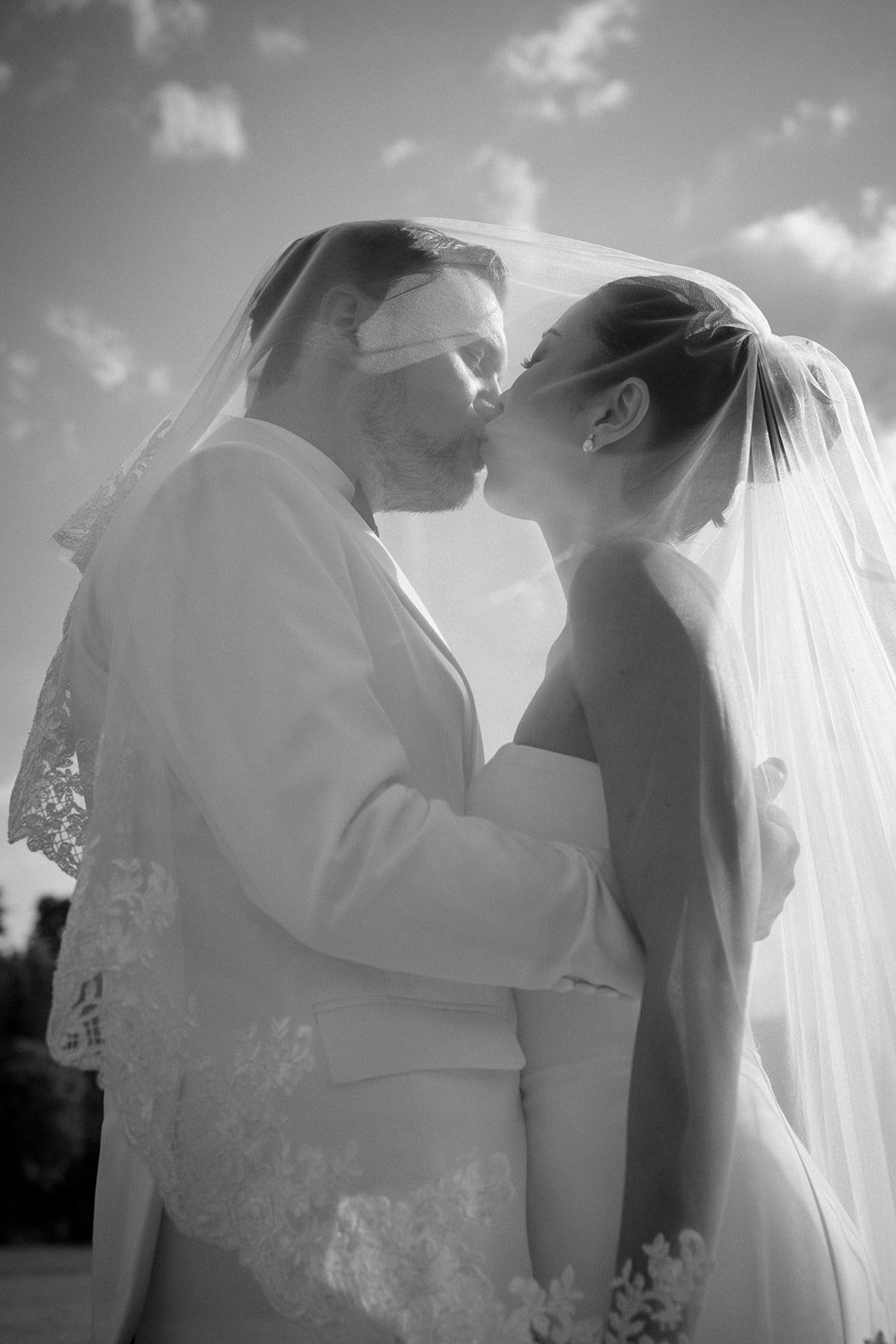 Verliebtes Brautpaar küsst sich nach seiner Hochzeit in Göppingen