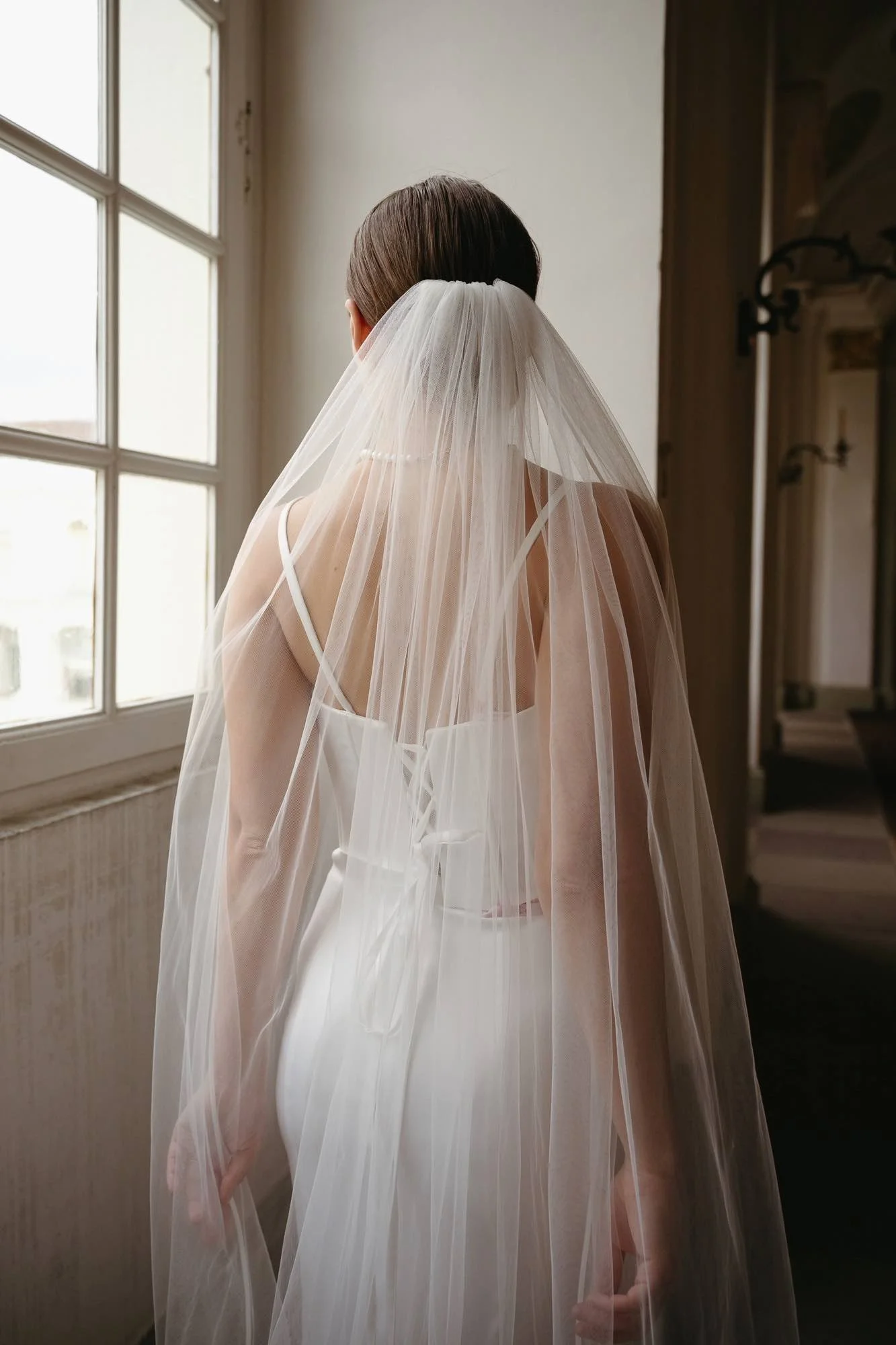 Elegante Braut im Neuen Schloss in Stuttgart