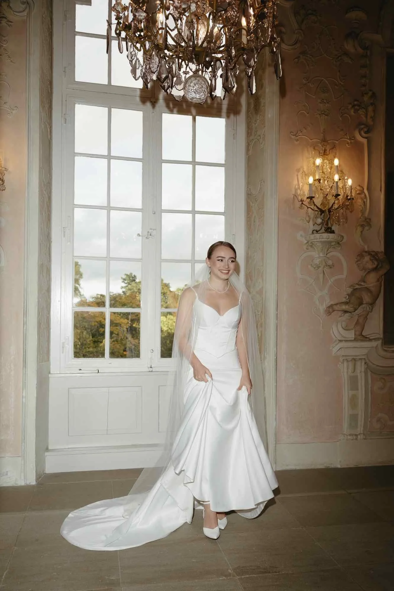 Brautfoto beim First Look im Schloss Solitude in Stuttgart