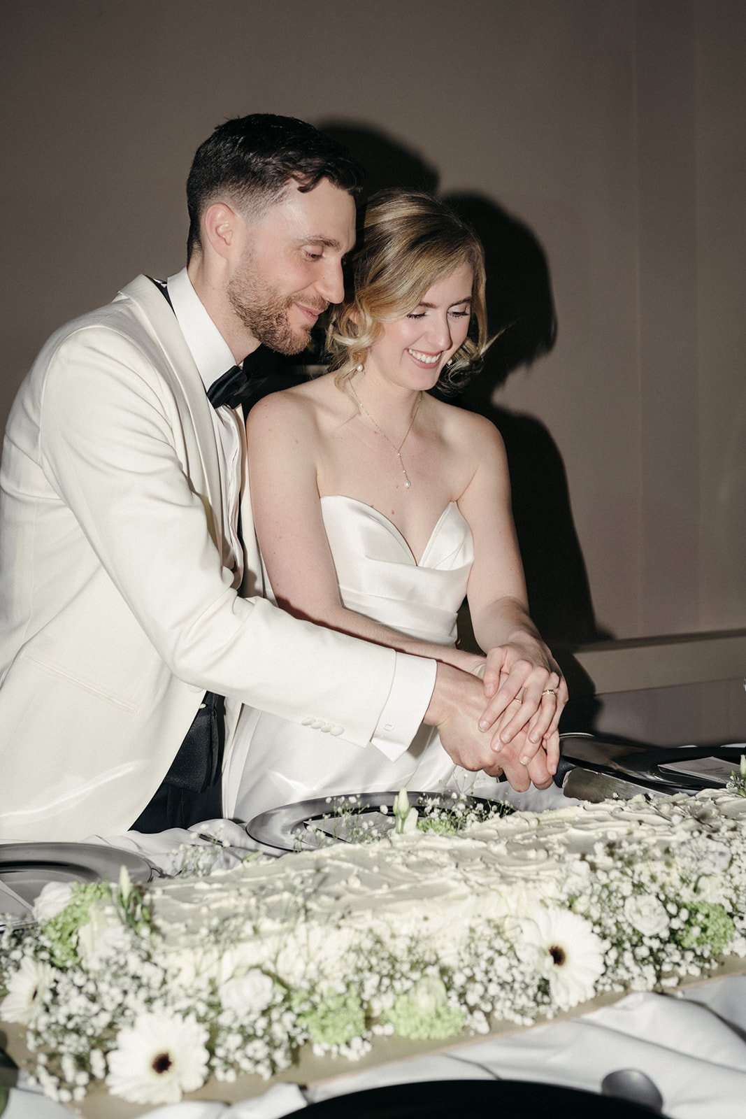 Brautpaar bei anschneiden der Hochzeitstorte  in Göppingen