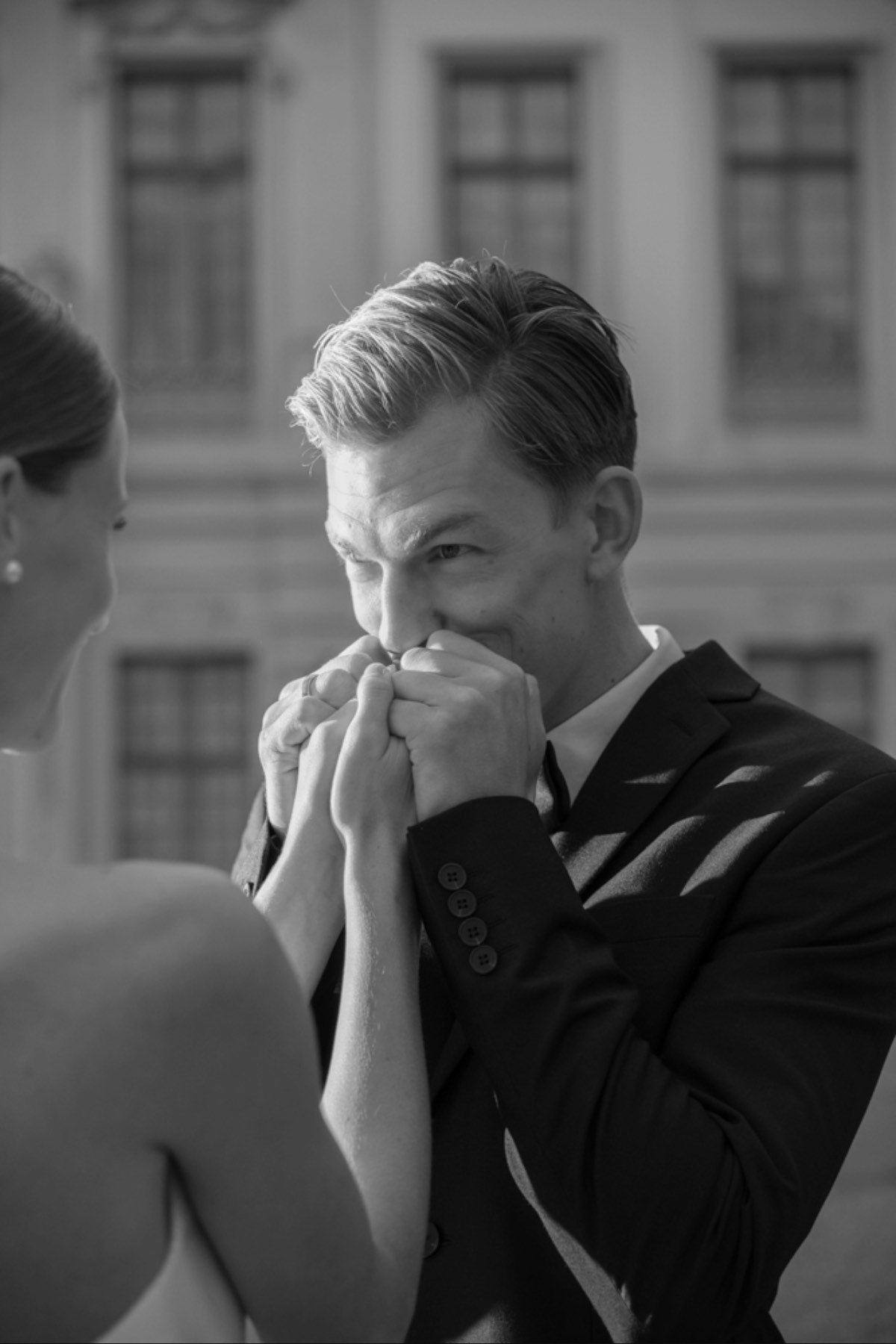Bräutigam hält die Hand seiner Braut beim First Look in Stuttgart