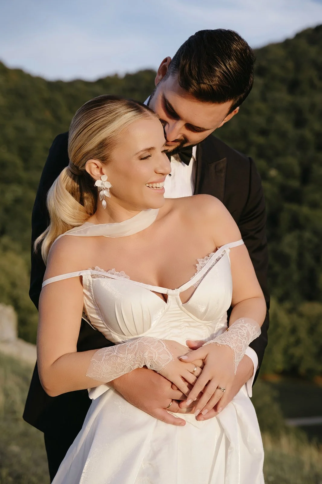 Brautpaar in Göppingen umarmt sich und freut sich über ihren Hochzeitstag