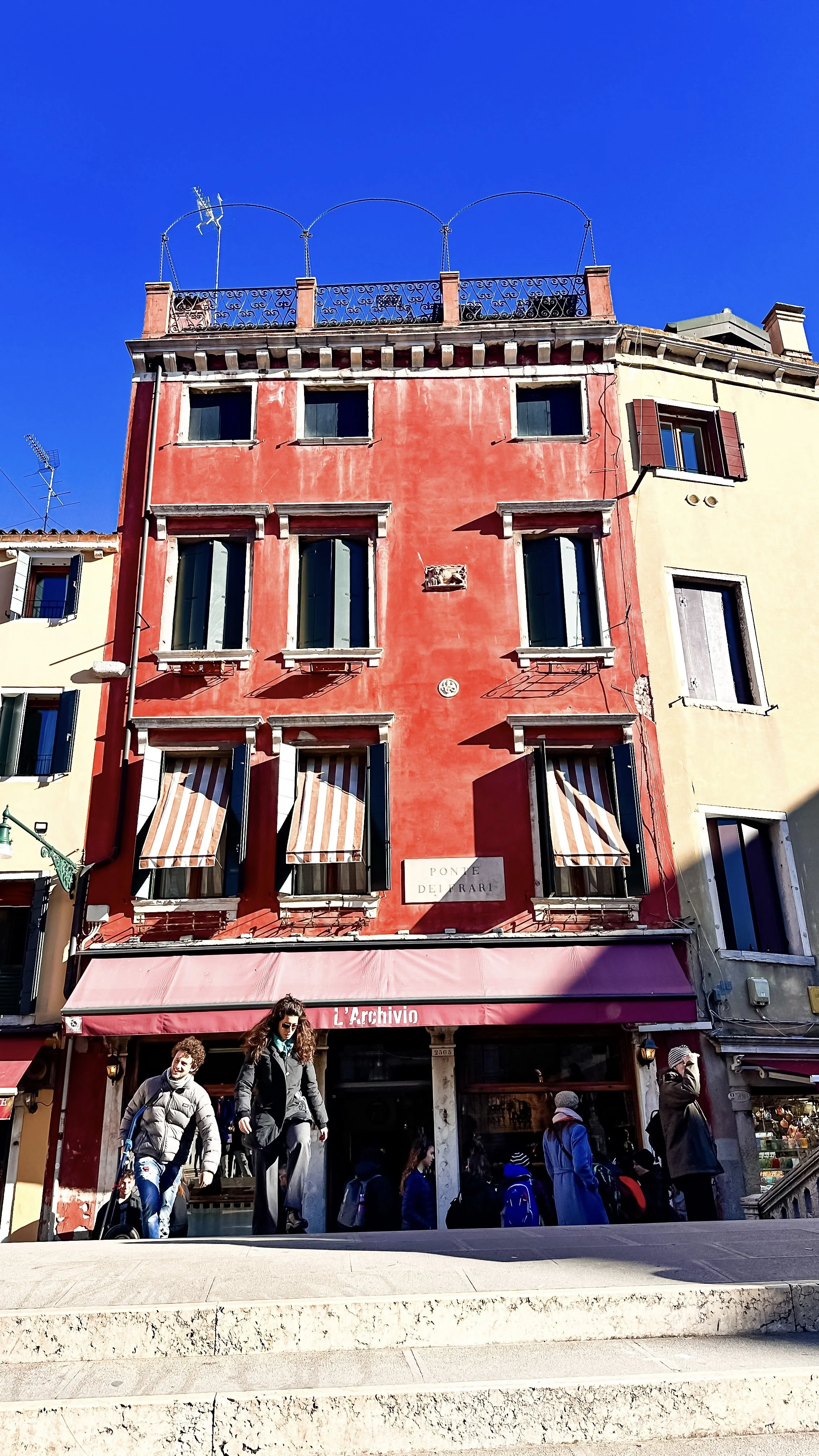 wander-senses-ponte-dei-frari-red-buidling-venice-italy.JPEG