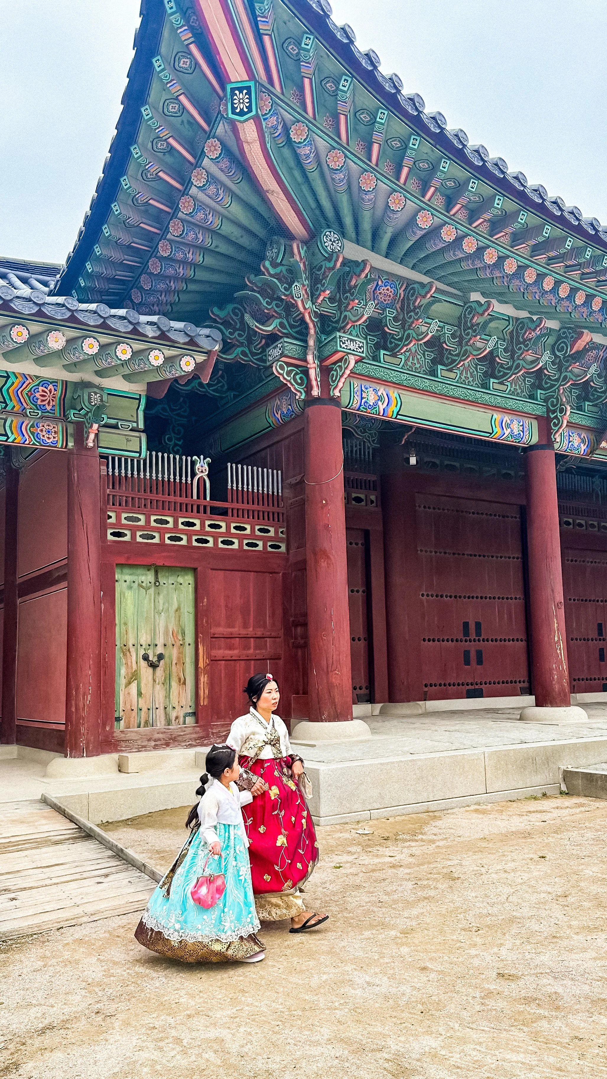 Woman and small child dressed with typical ancient corean clothings atGyeongbokgung Palace Seoul