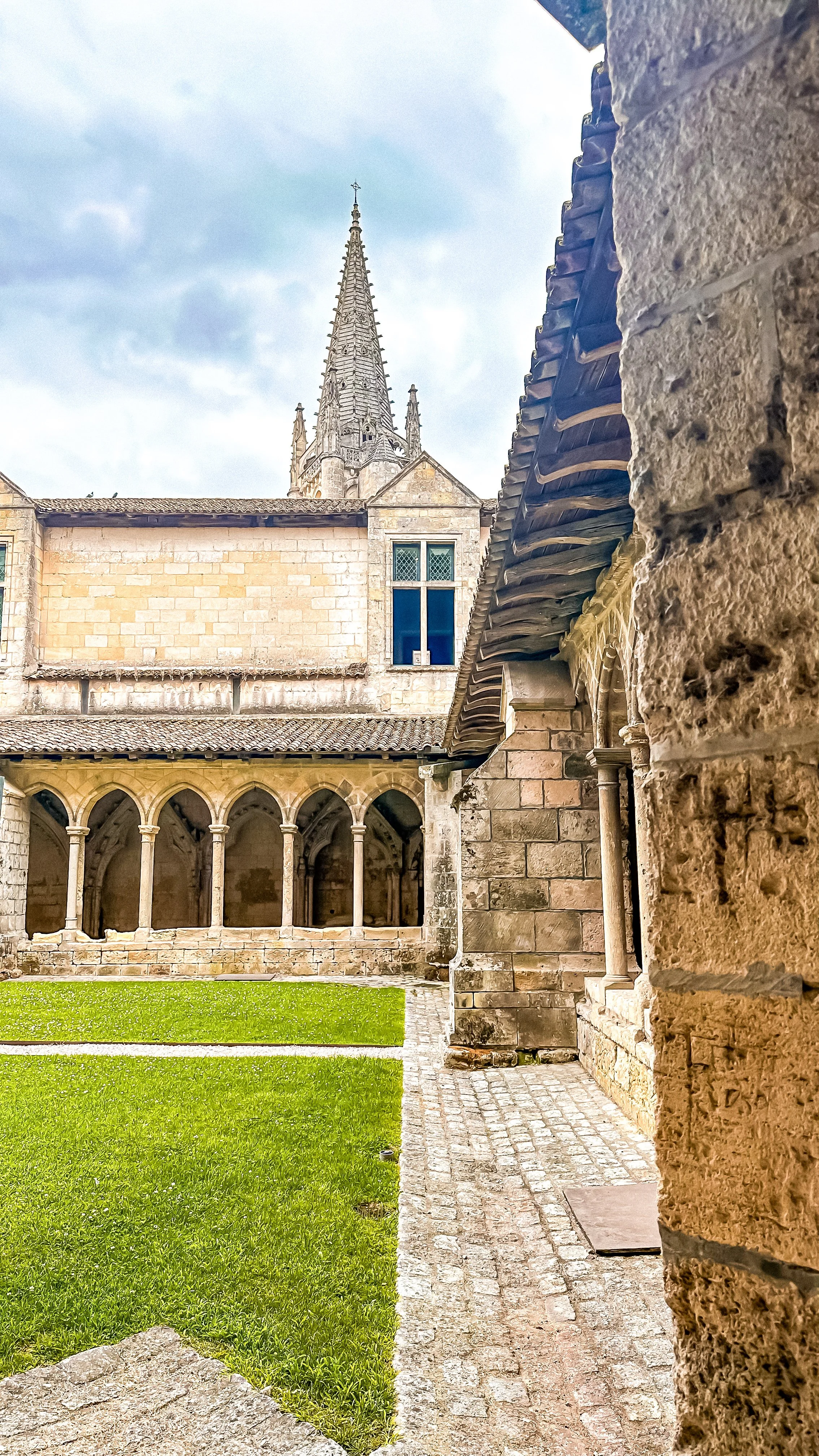 wander-senses-saint-emilion-abbaye-center-historic-france.jpg