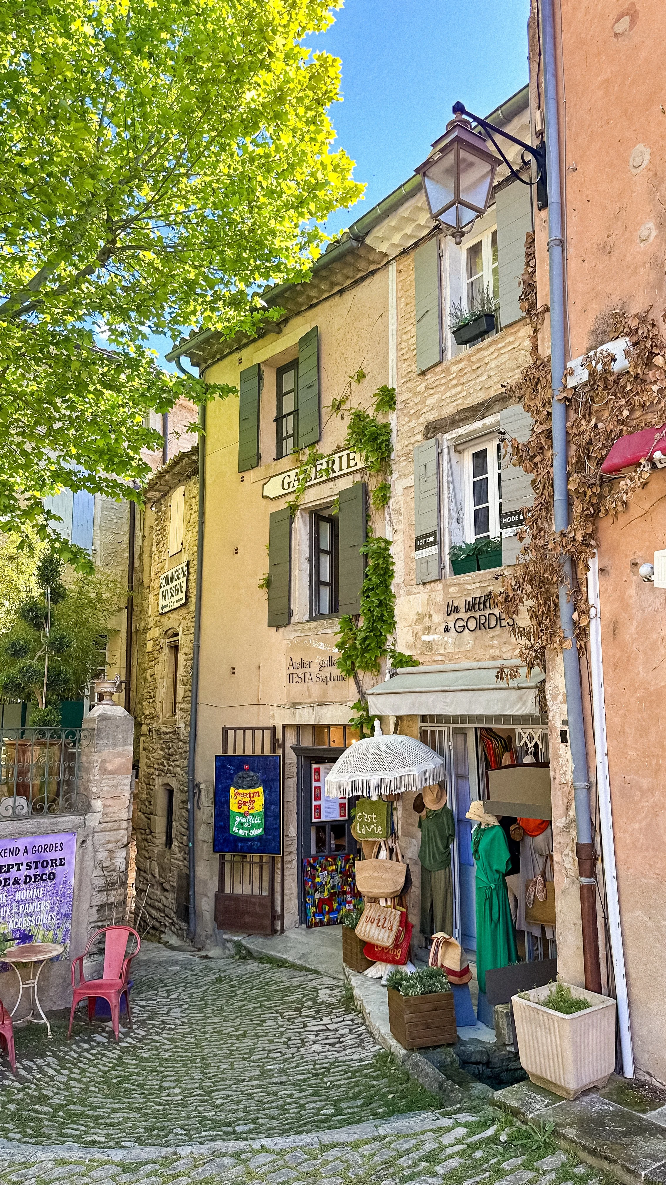 wander-senses-provence-gordes-stone-houses-boutiques-souvenirs.jpg