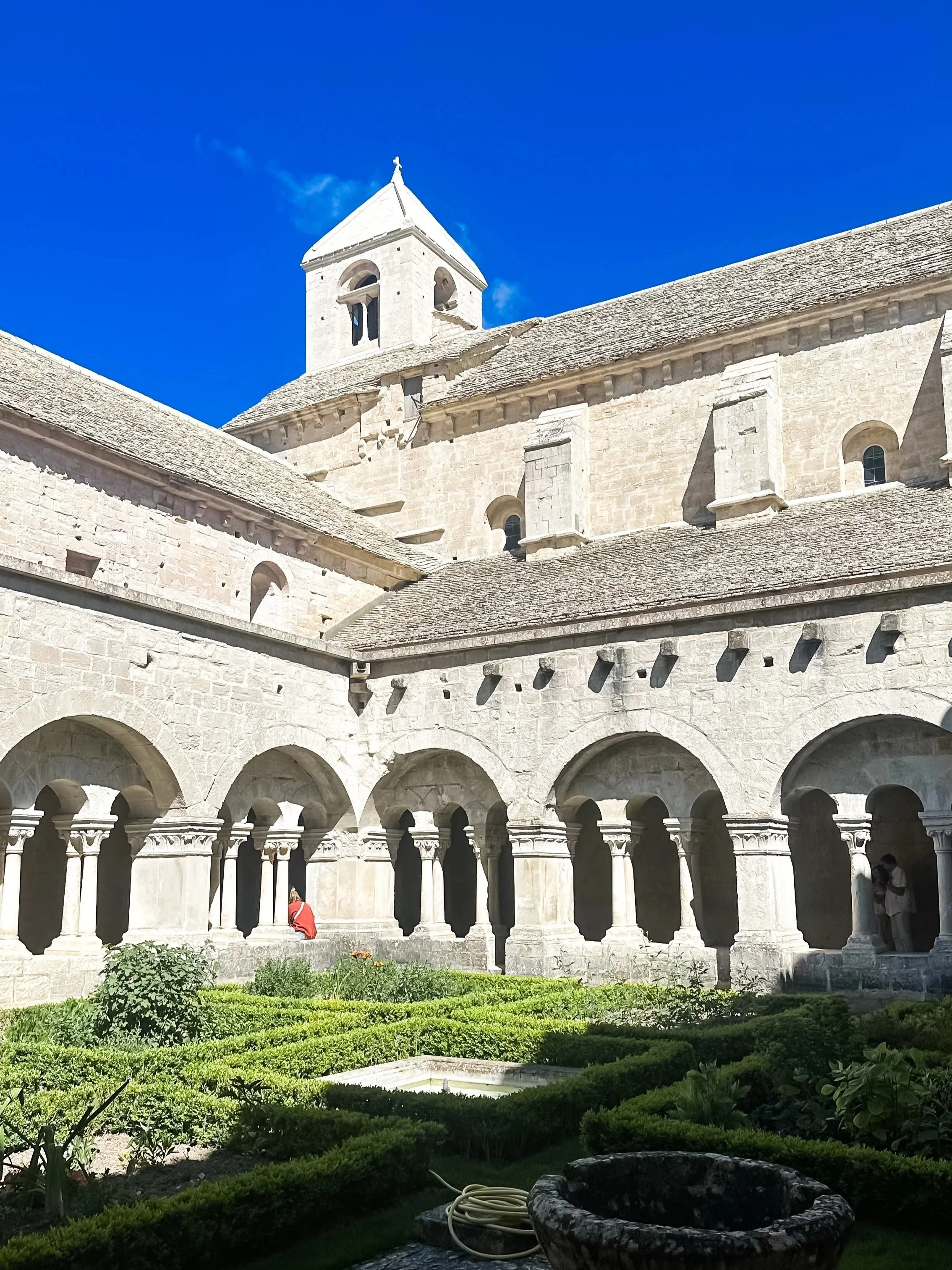 wander-senses-provence-senanque-abbaye-interior-building.jpg