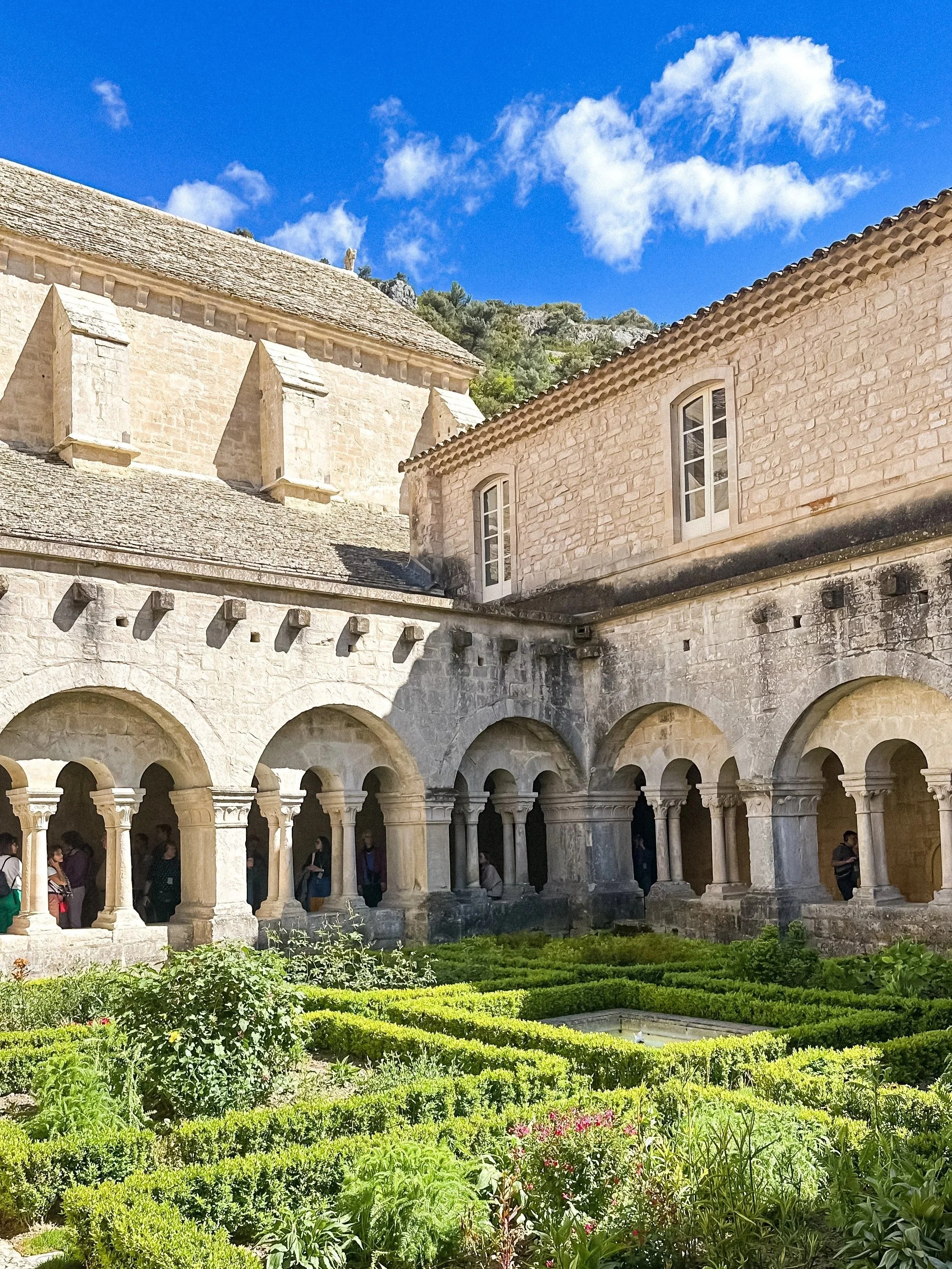 wander-senses-provence-senanque-abbaye-france.jpg