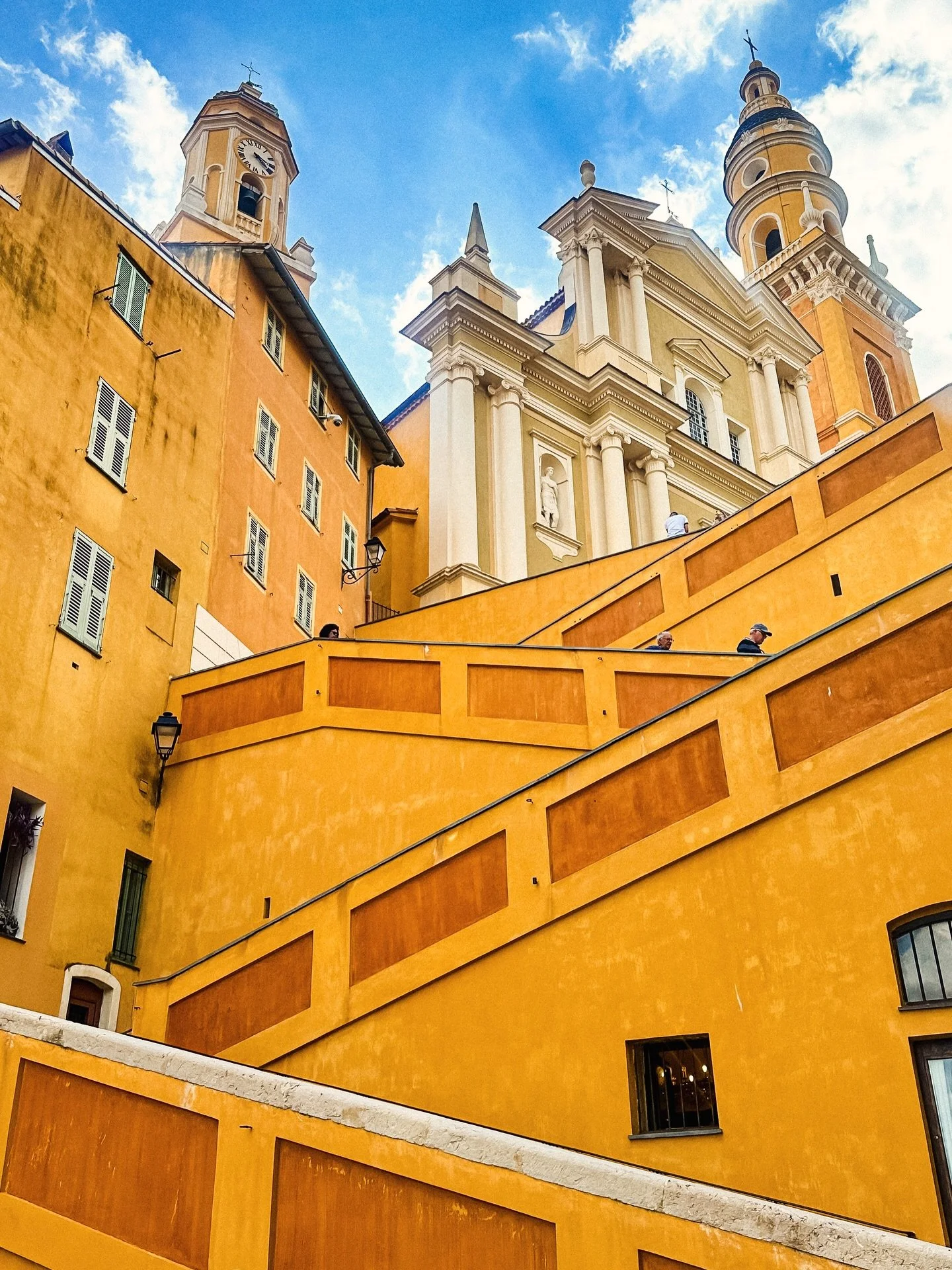 Menton feels like the softest corner of the C&ocirc;te d&rsquo;Azur. 🍋 Pastel fa&ccedil;ades, citrus-scented air and a calm rhythm that makes time slow down. Strolling through the Old Town reveals steep alleys, warm sunlight on terracotta roofs and 