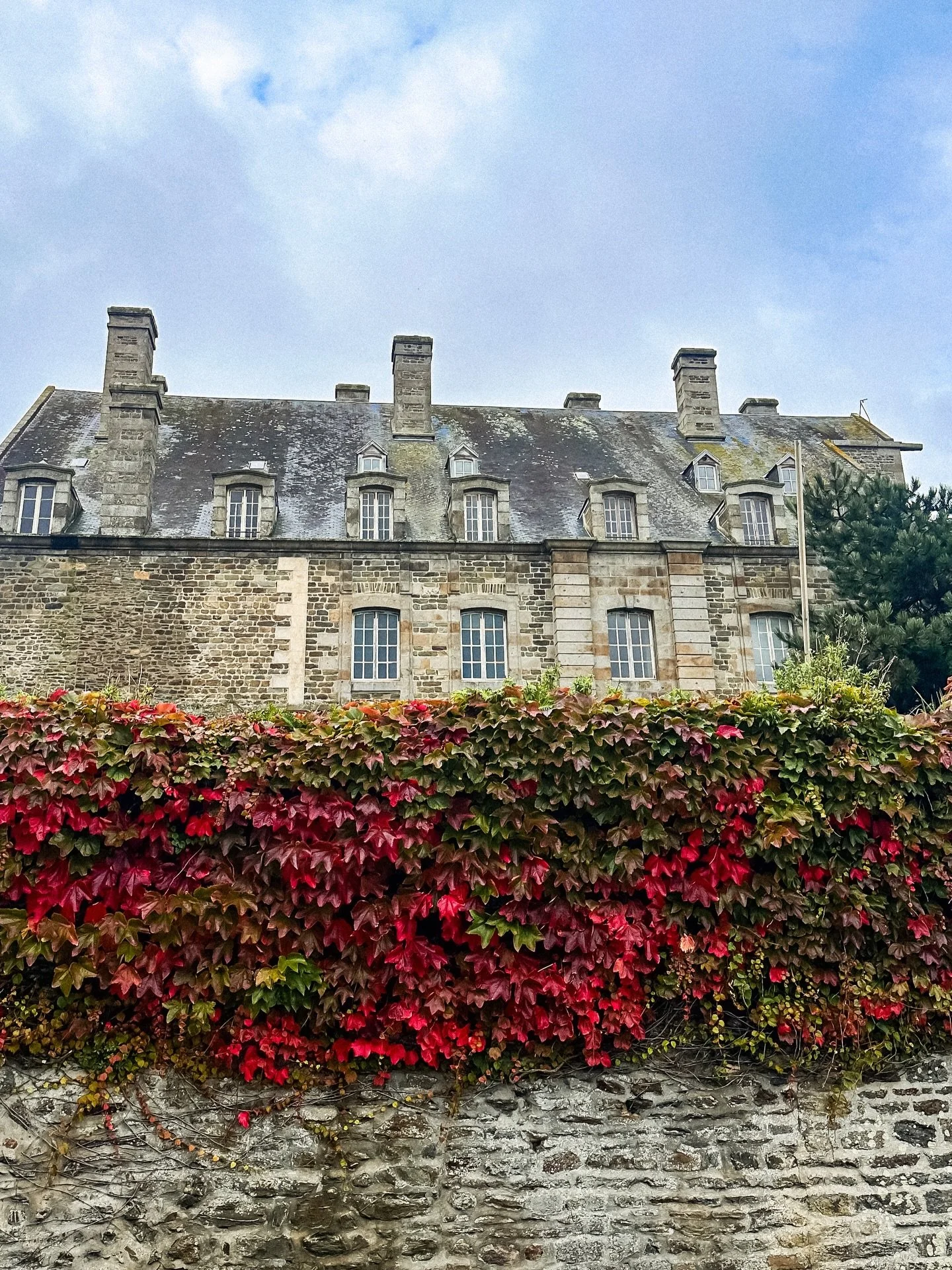 Granville unfolds gently along the coast, where cliffs meet the slow rhythm of the tides. Its history stretches from its origins as a fortified promontory built by the English in the Hundred Years&rsquo; War to its strategic role as a coastal strongh