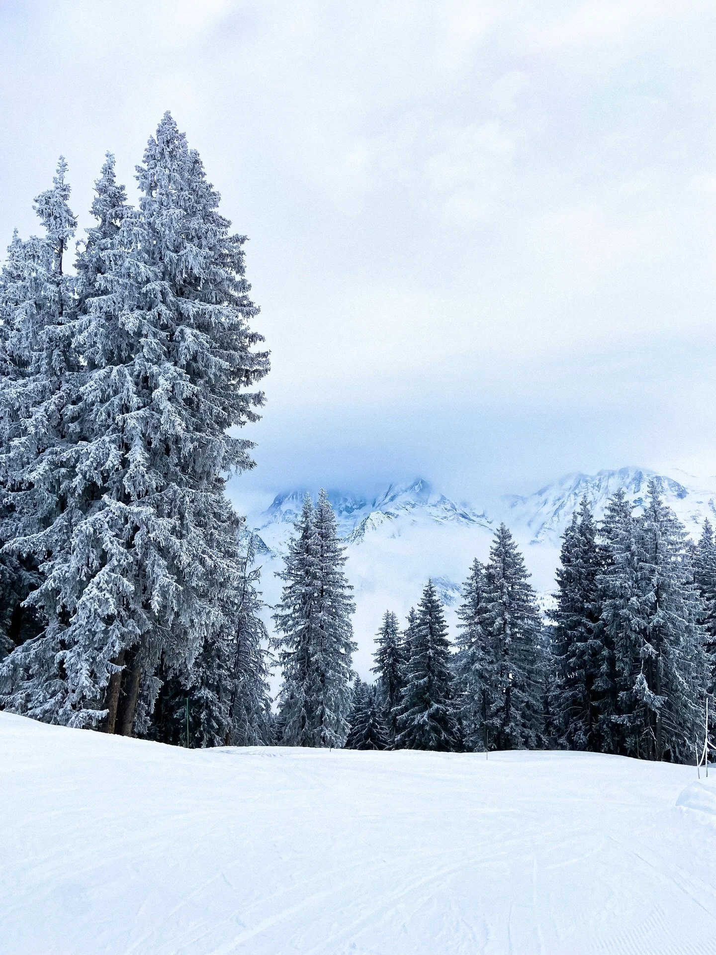 Megeve in winter is pure alpine charm. Snow-covered chalets, peaceful mornings on the slopes, and a village center lit by warm mountain glow. Between scenic ski runs, quiet lifts and strolls through cobblestone streets, December brings a soft magic t