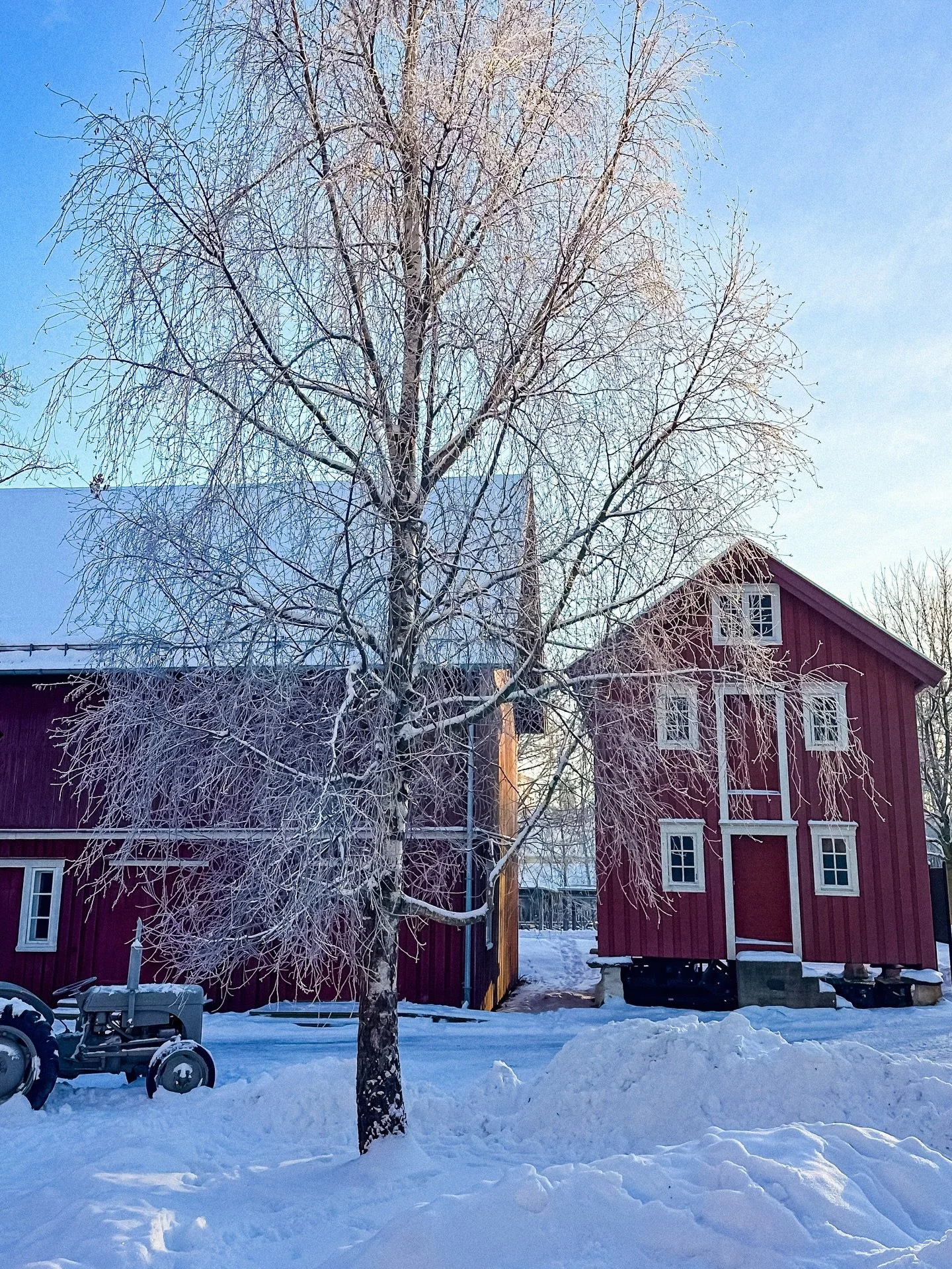 At the Folk Museum, Norway unfolds through timber walls and quiet courtyards. Traditional houses, a medieval stave church and everyday objects tell stories of life shaped by nature, seasons and resilience.

Walking through its open air paths feels li