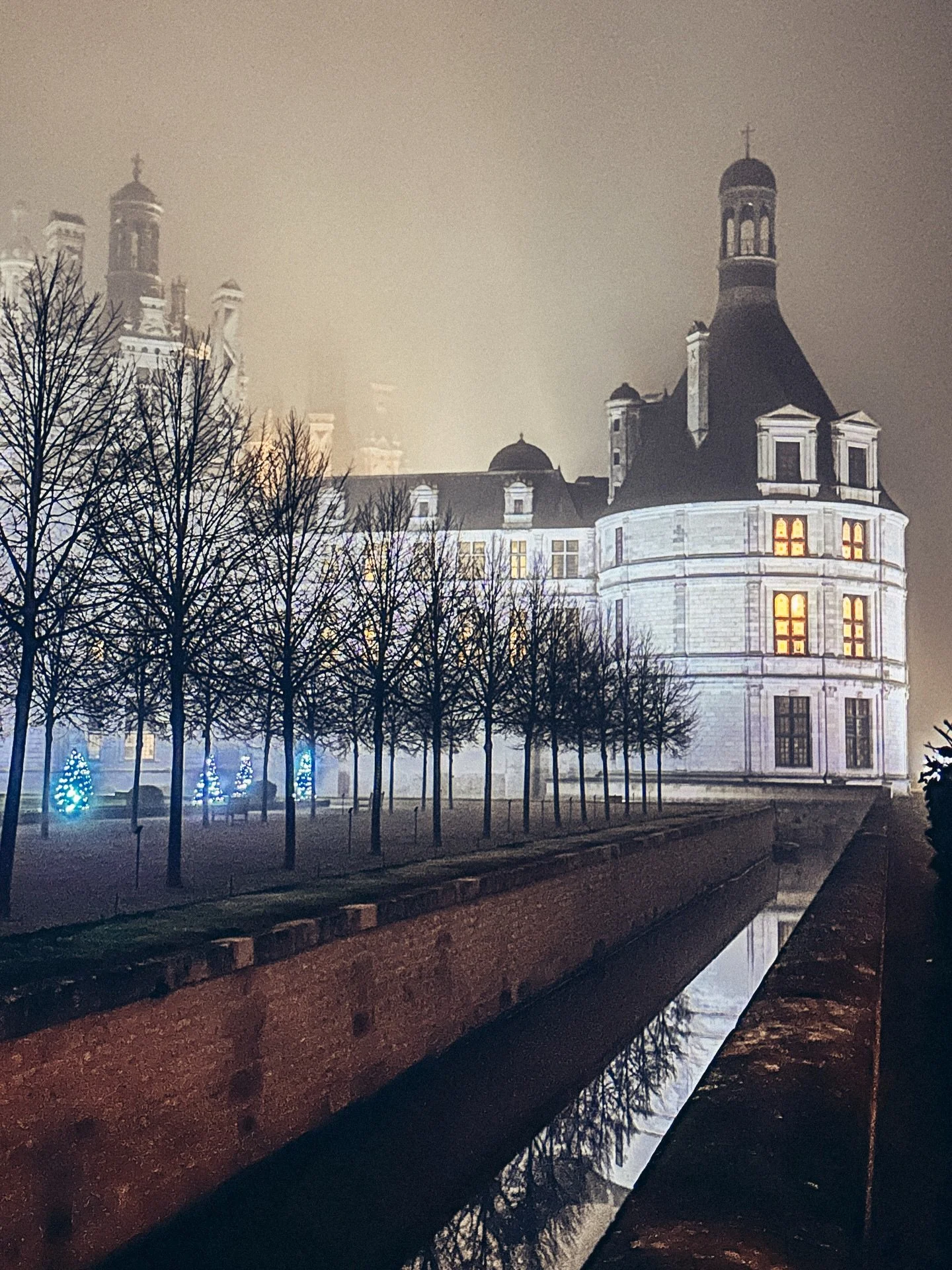 In December, Ch&acirc;teau de Chambord takes on a quieter, almost enchanted presence. Renaissance symmetry softened by winter light, long corridors echoing with history, and seasonal decorations that bring warmth to its monumental scale.

Visiting du