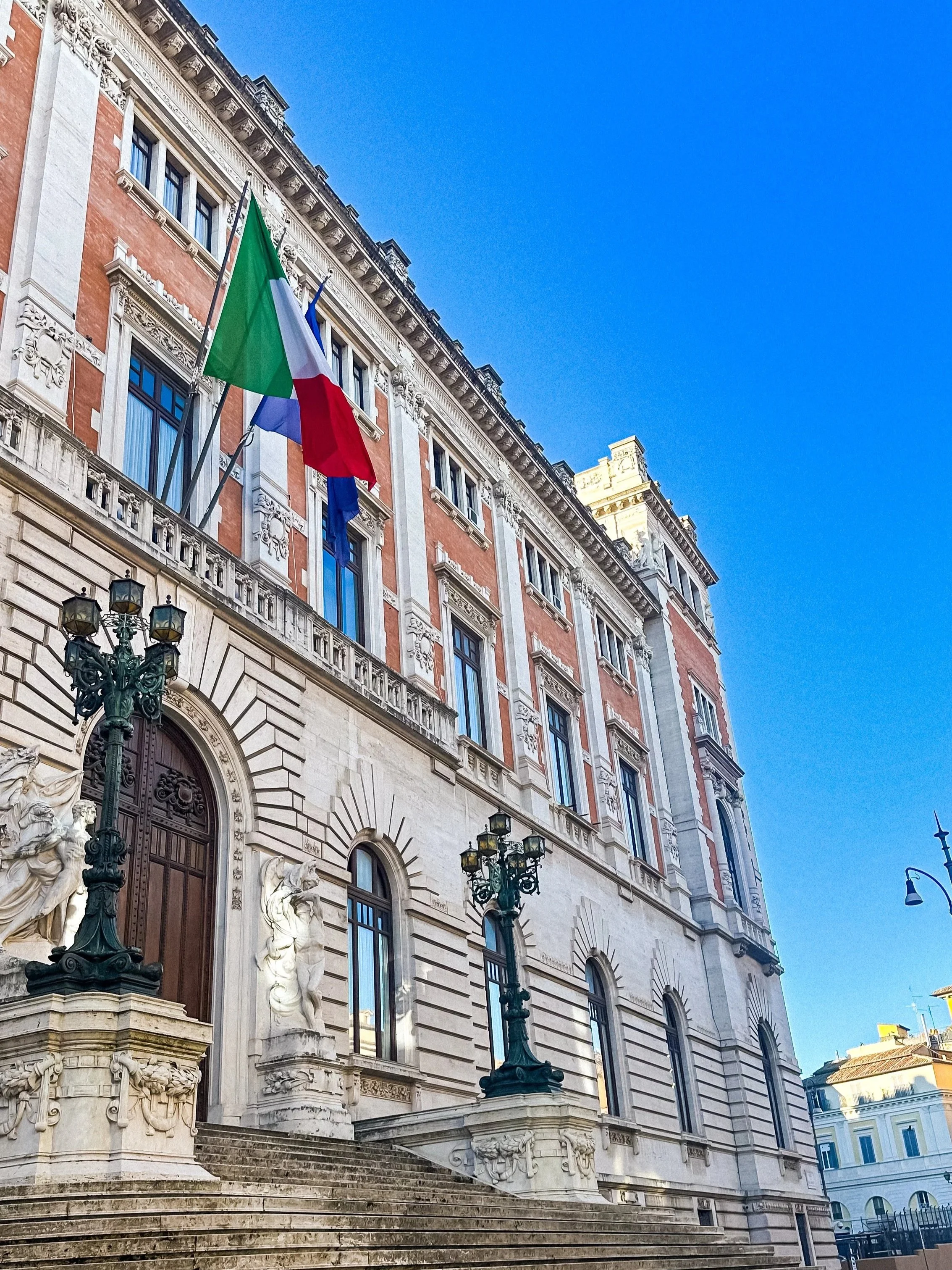 wander-senses-rome-travel-guide-palazzo-montecitorio.jpg