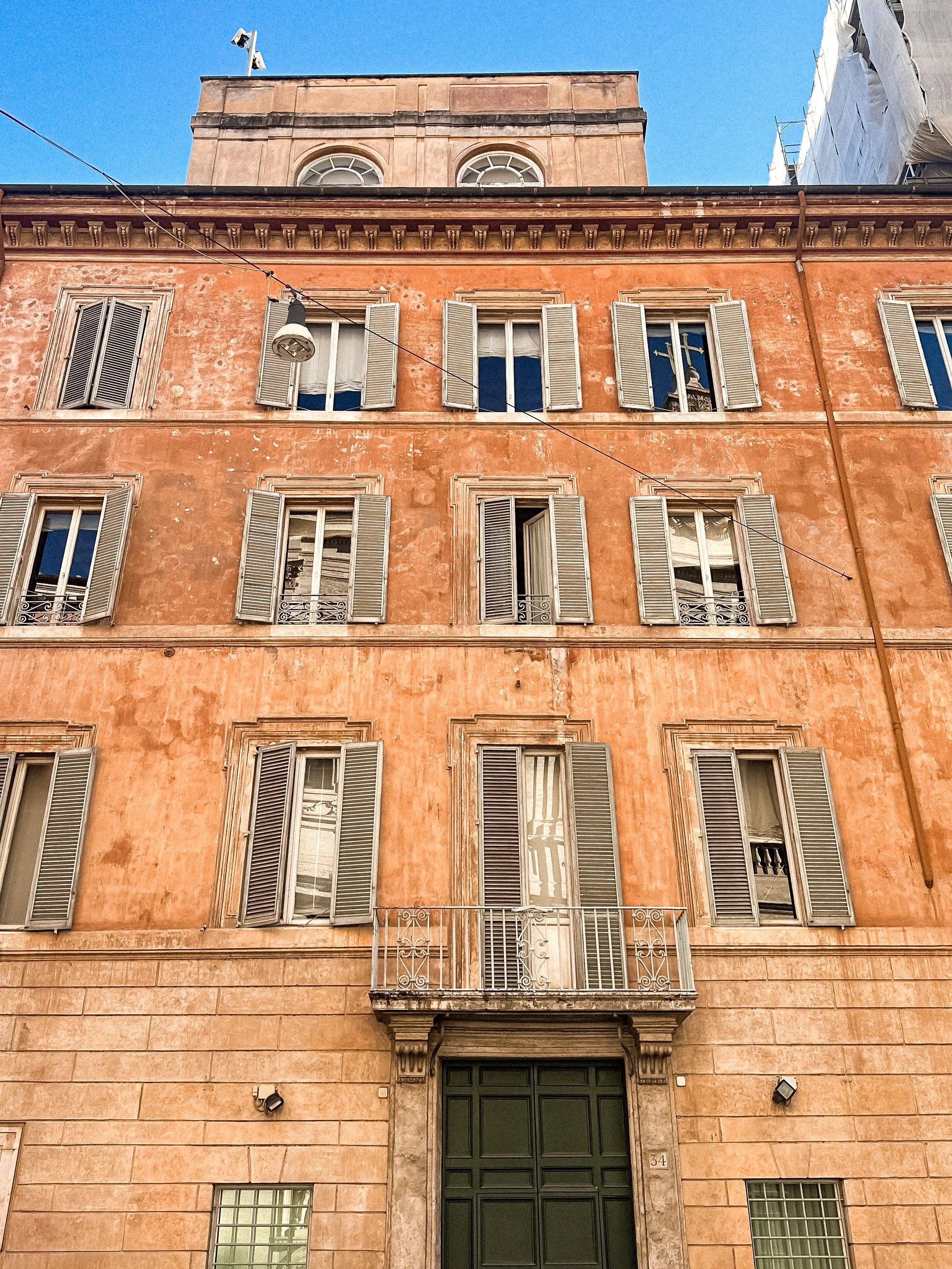 wander-senses-rome-travel-guide-trastevere-colorful-buildings.jpg