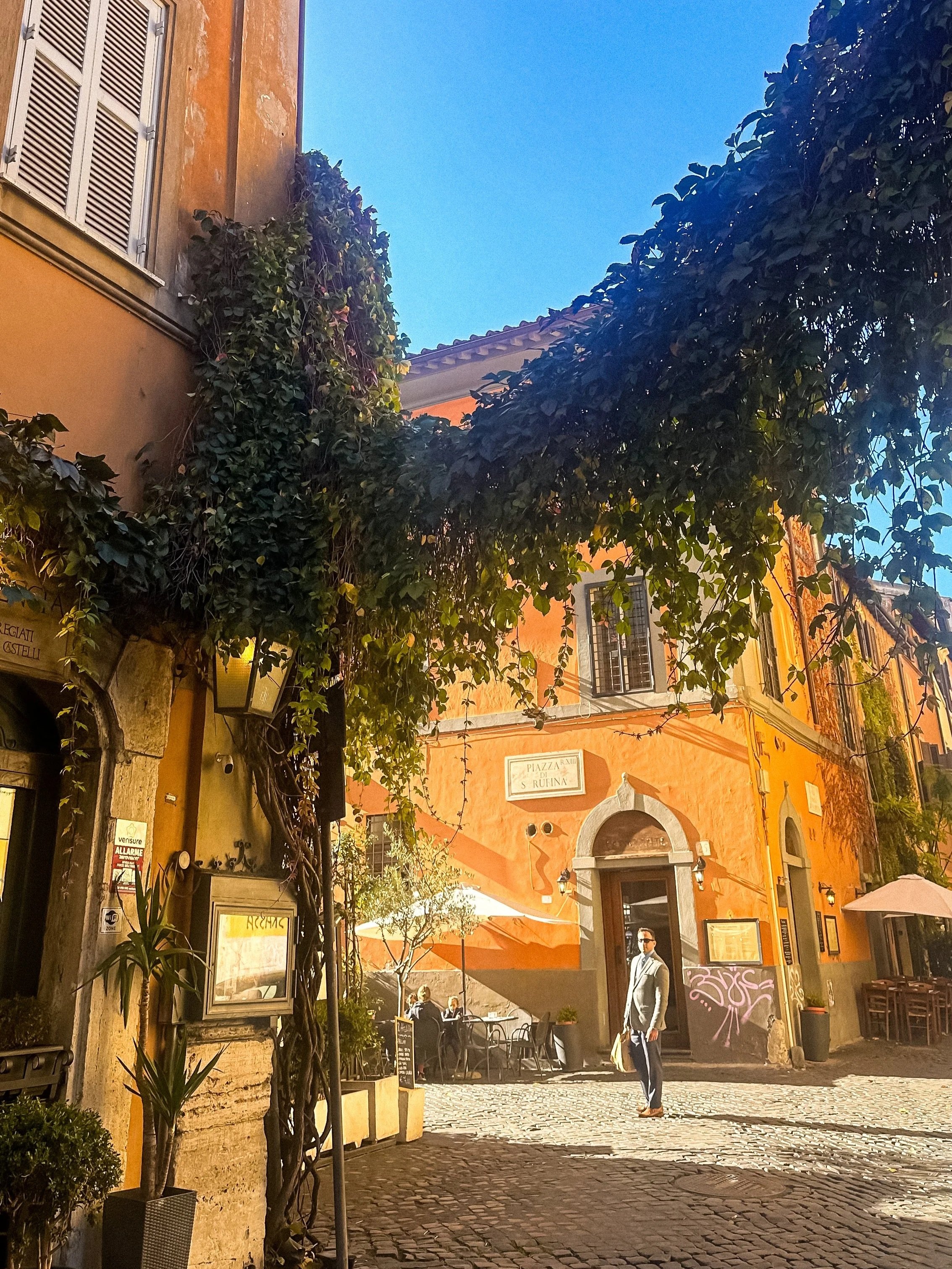 wander-senses-rome-travel-guide-trastevere-colorful-buildings.jpg