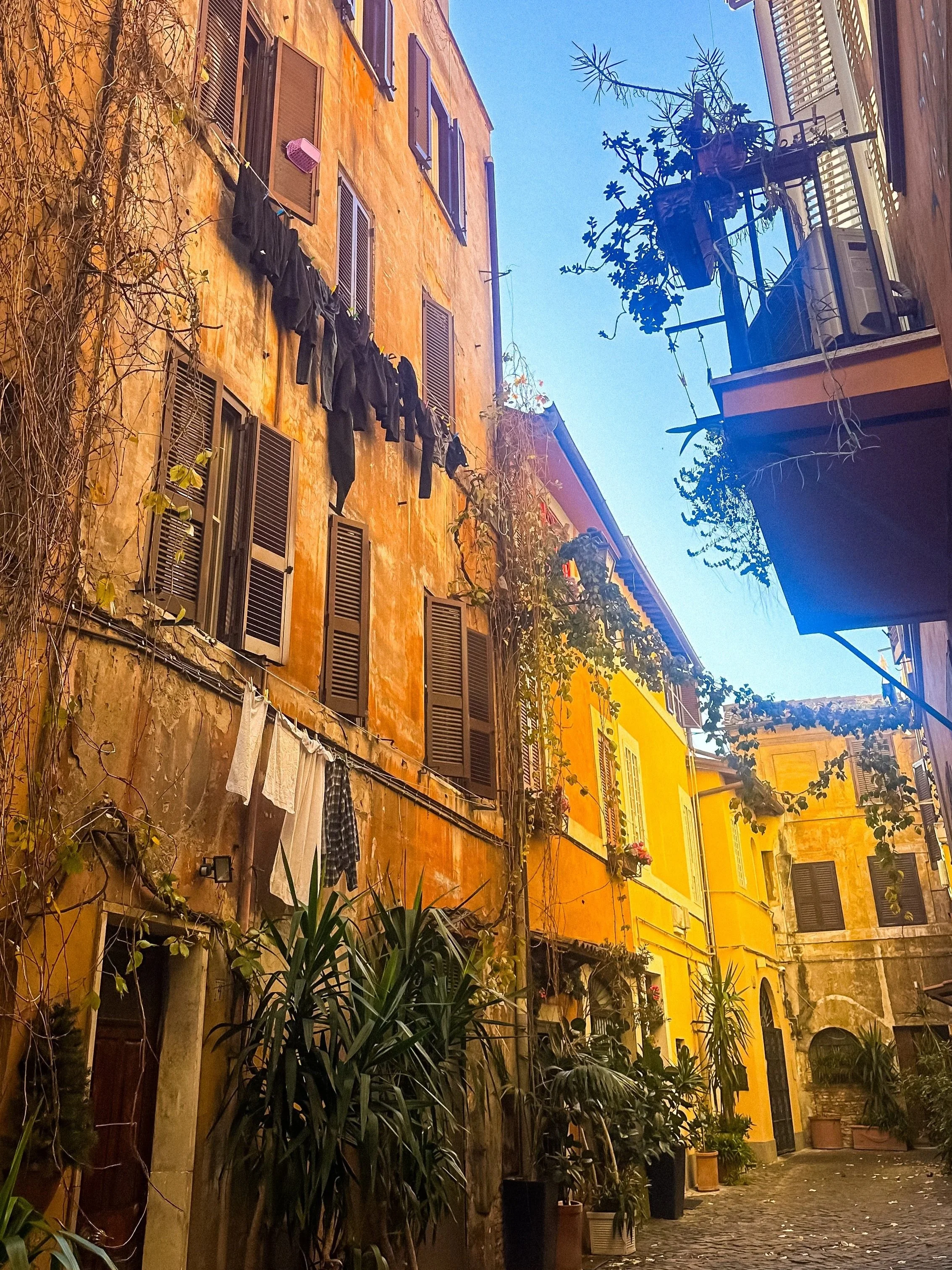 wander-senses-rome-travel-guide-trastevere-colorful-buildings.jpg