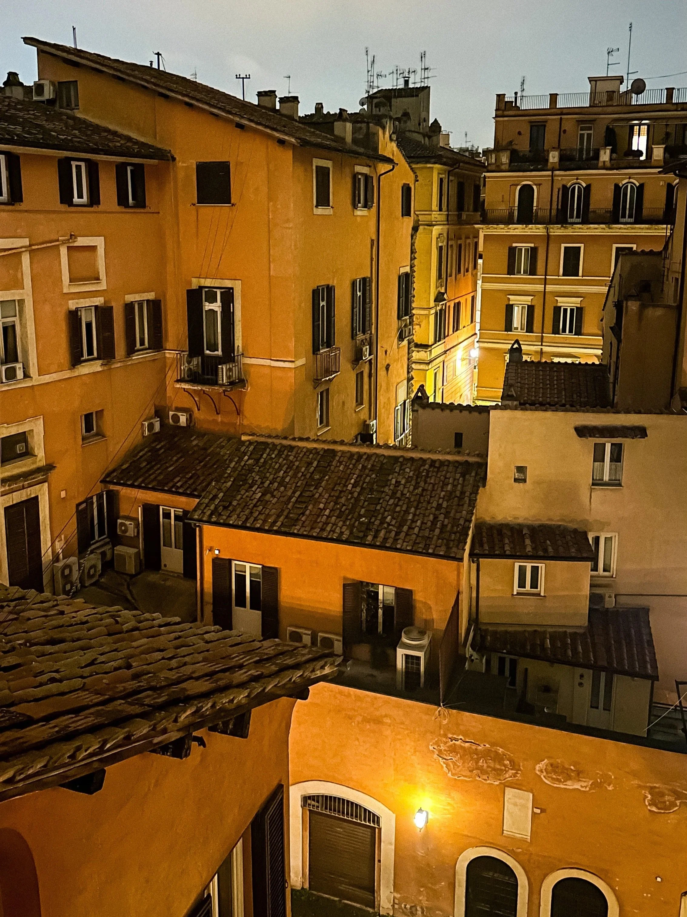 wander-senses-rome-travel-guide-trastevere-night.jpg