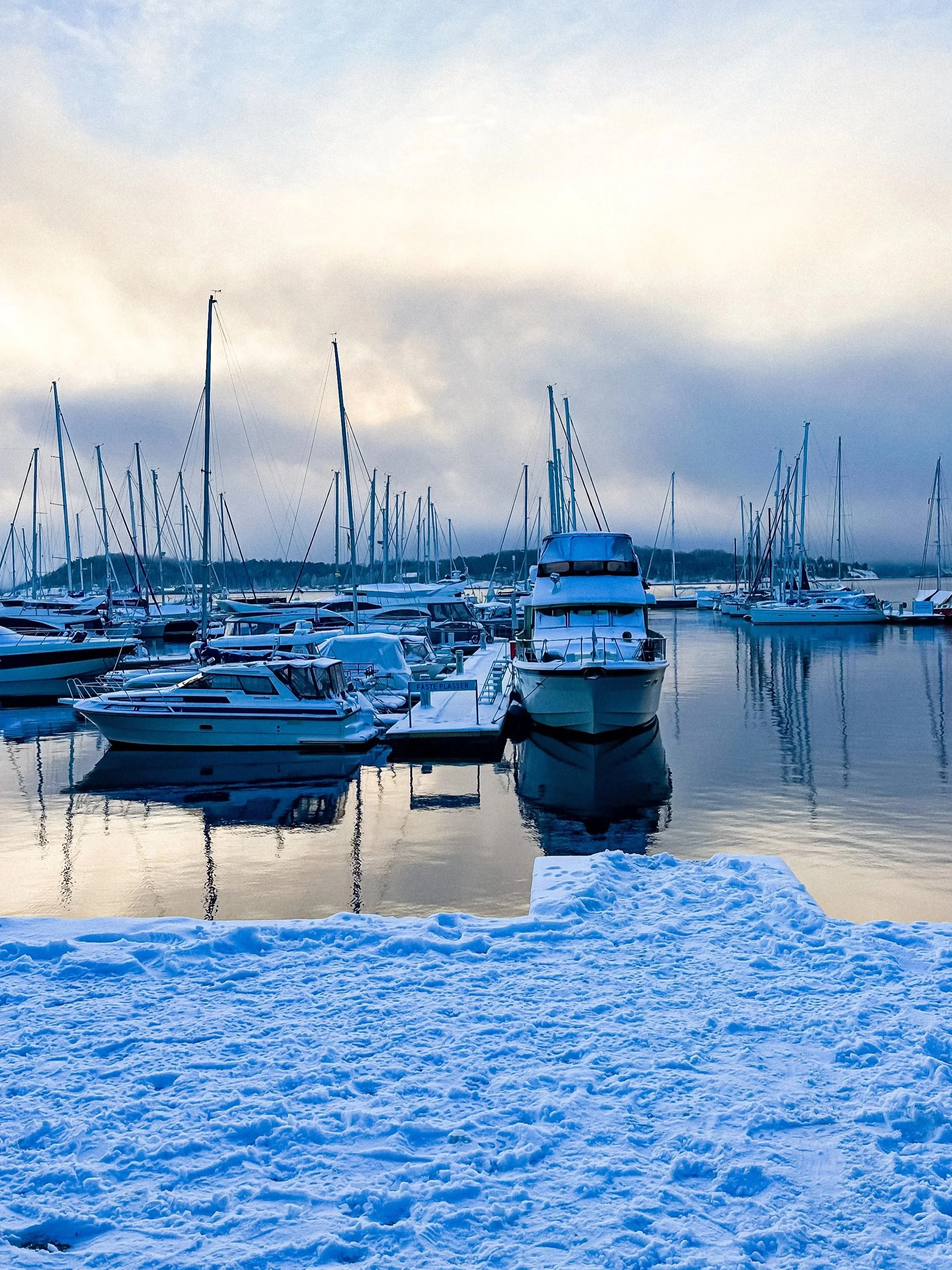 wander-senses-norway-oslo-akker-brygge-harbor-covered-with-snow-and-boats.jpg