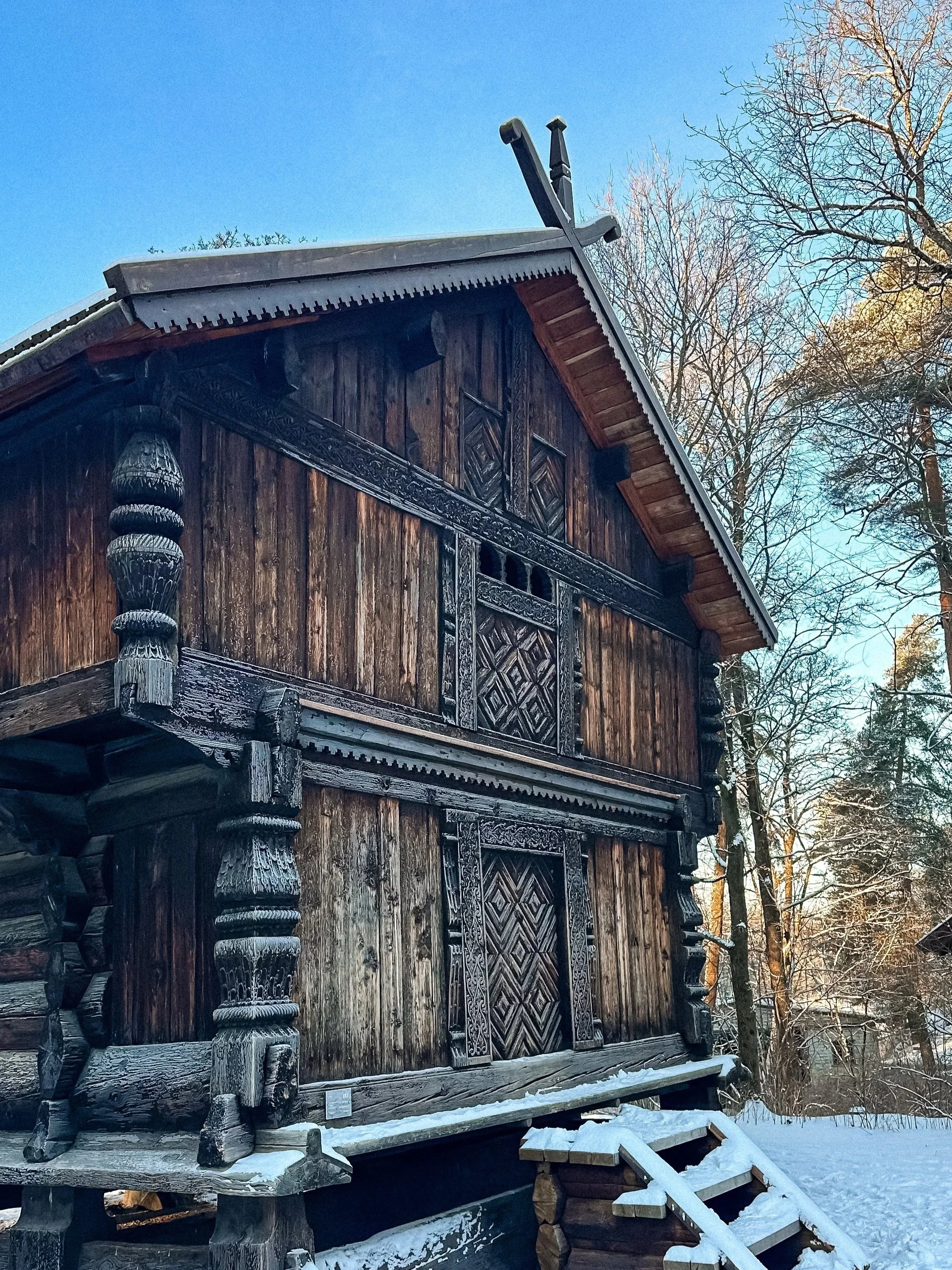 wander-senses-norway-oslo-guide-folk-museum-pink-wooden-house-covered-with-snow.jpg