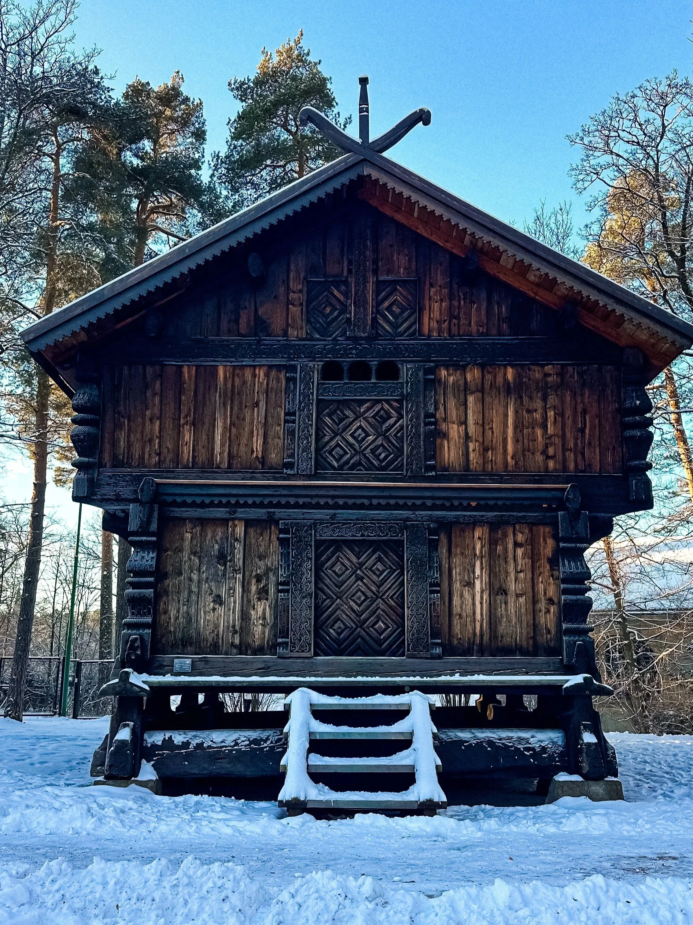 wander-senses-norway-oslo-guide-folk-museum-pink-wooden-house-covered-with-snow.jpg