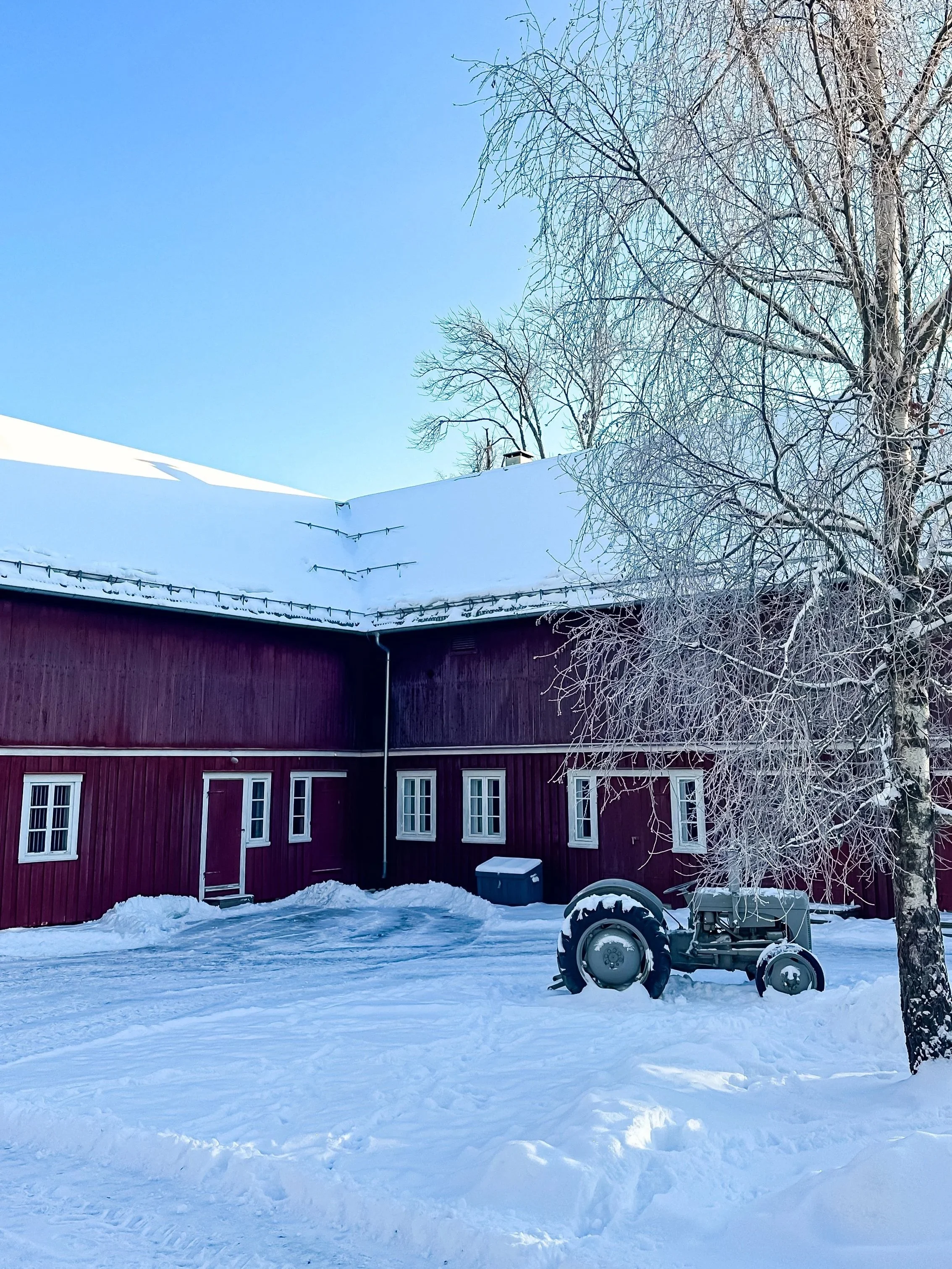 wander-senses-norway-oslo-guide-folk-museum-red-wooden-farm-covered-with-snow.jpg