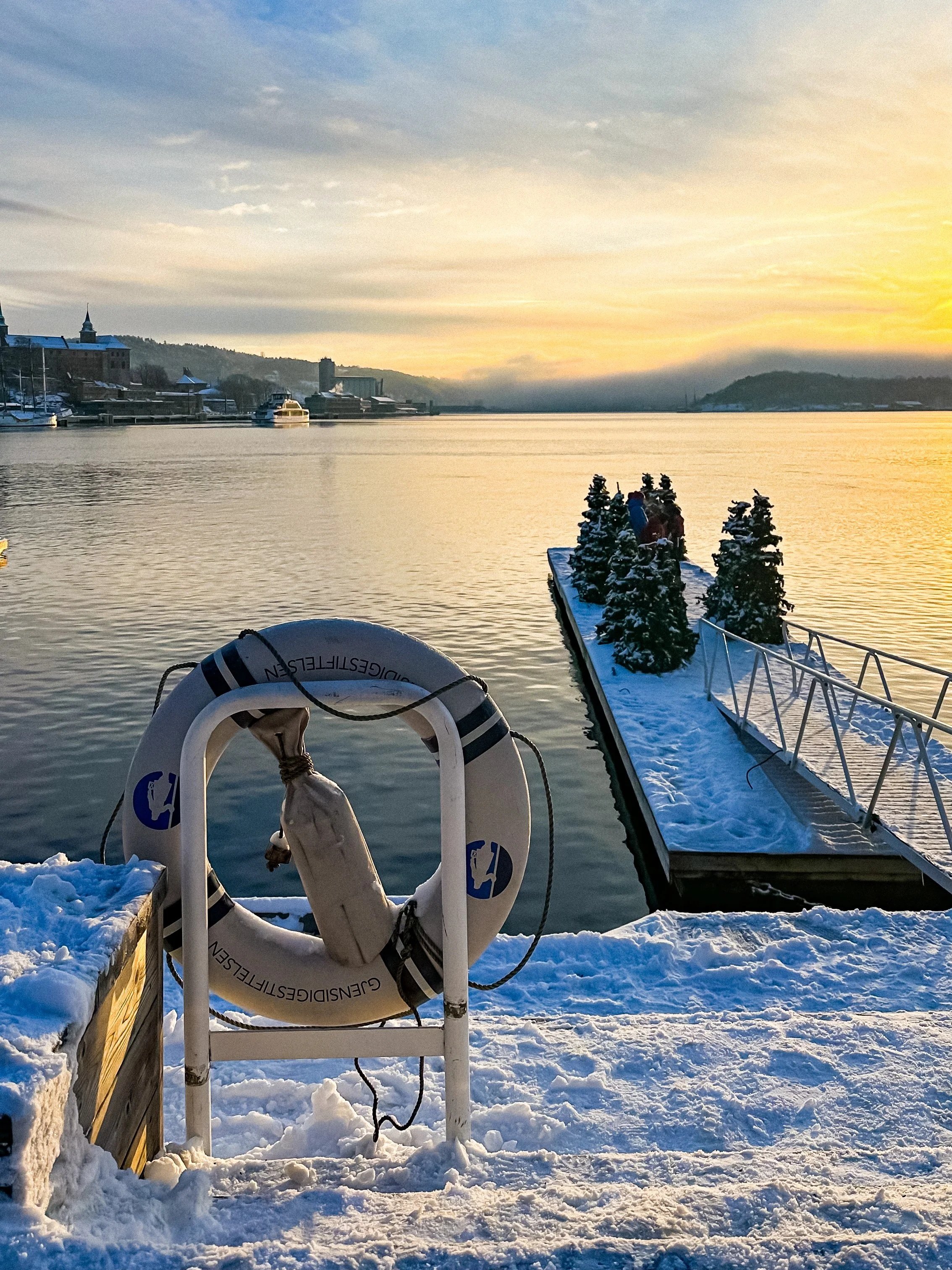 wander-senses-norway-oslo-akker-brygge-harbor-covered-with-snow-and-christmas-tree.jpg