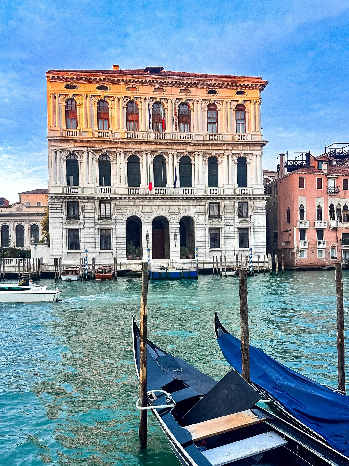 Venice is one of those cities that is impossible not to fall in love for. The soft colors of its buildings, the narrow alleys, small bridges, hidden cicchetti bars, boats passing quietly by. Every detail adds to its timeless charm.

In winter, the at