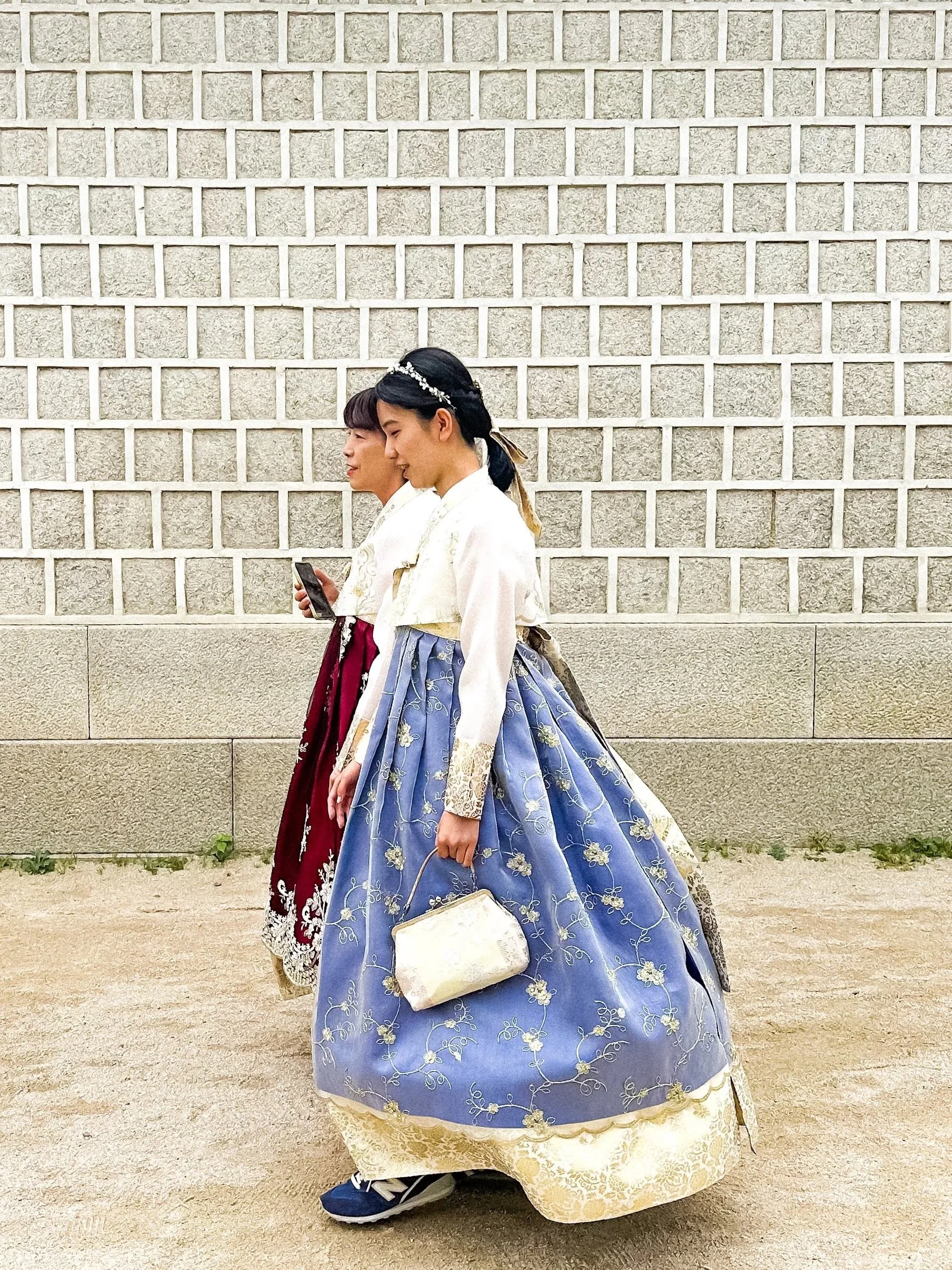 wander-senses-Gyeongbokgung-Palace-girls-dresses-with-typical-ancient-dresses-seoul-south-korea.jpg