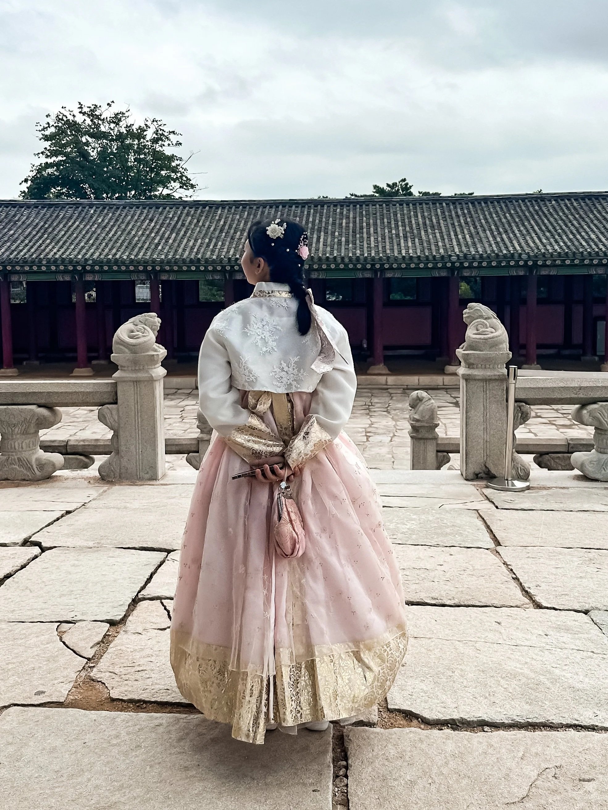 wander-senses-Gyeongbokgung-Palace-girls-dresses-with-typical-ancient-dresses-seoul-south-korea.jpg