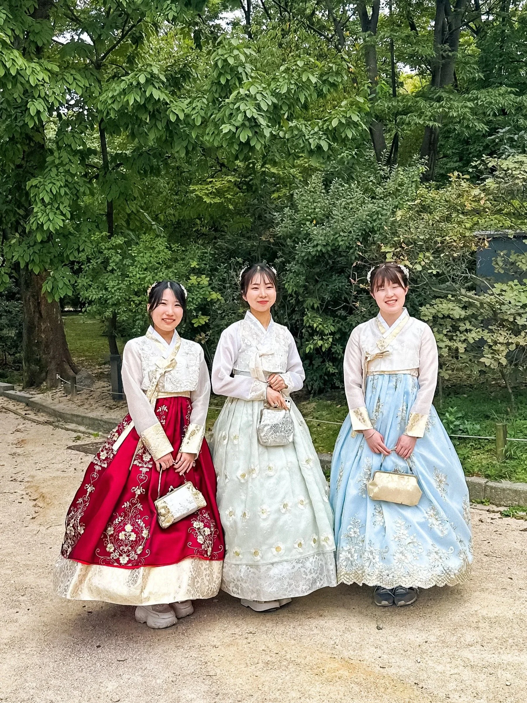 wander-senses-Changdeokgung-Palace-girls-with-typical-korean-dresses-seoul-south-korea.jpg