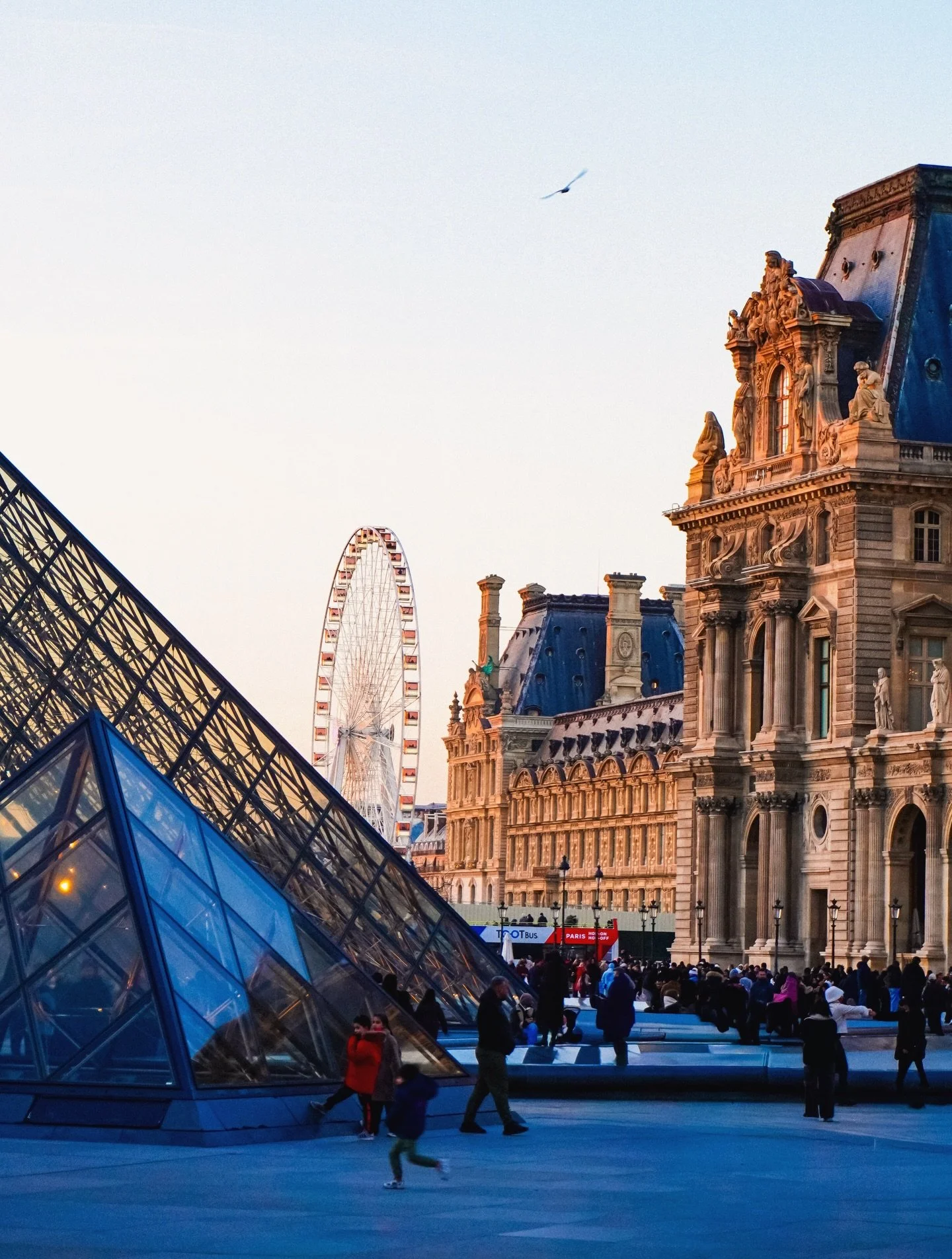 My favorite hour in Paris will always be golden hour ✨ It is the moment when the city softens. The Haussmann fa&ccedil;ades turn warm, the Seine reflects shades of gold and peach, and even the busiest streets feel a little quieter. The light does mos