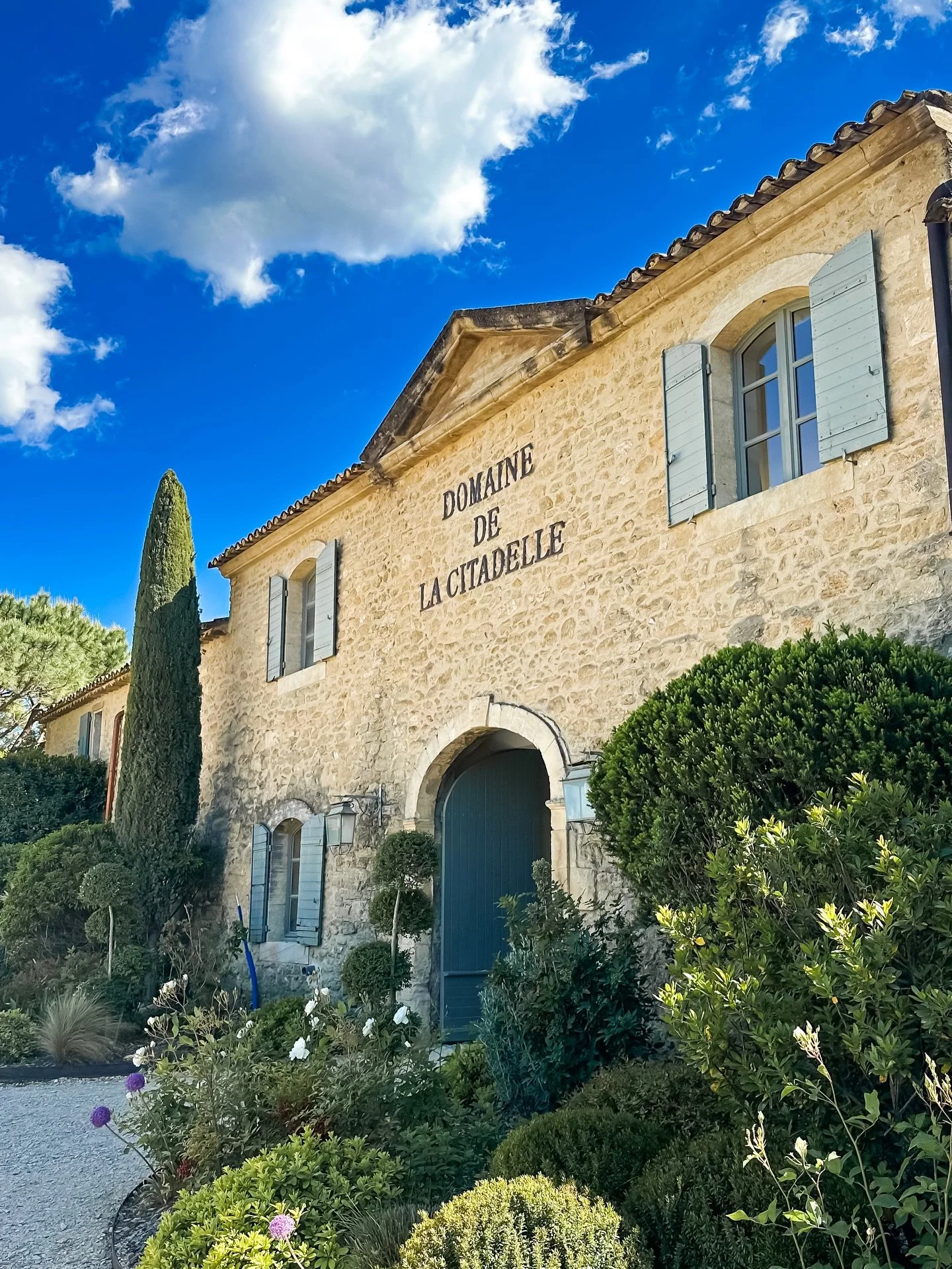 M&eacute;nerbes is one of those villages perfectly placed. Perched above the Luberon valley, with stone houses blending into the landscape, it is quiet, elegant, and deeply Proven&ccedil;al.

Just outside the village, Domaine de la Citadelle is worth