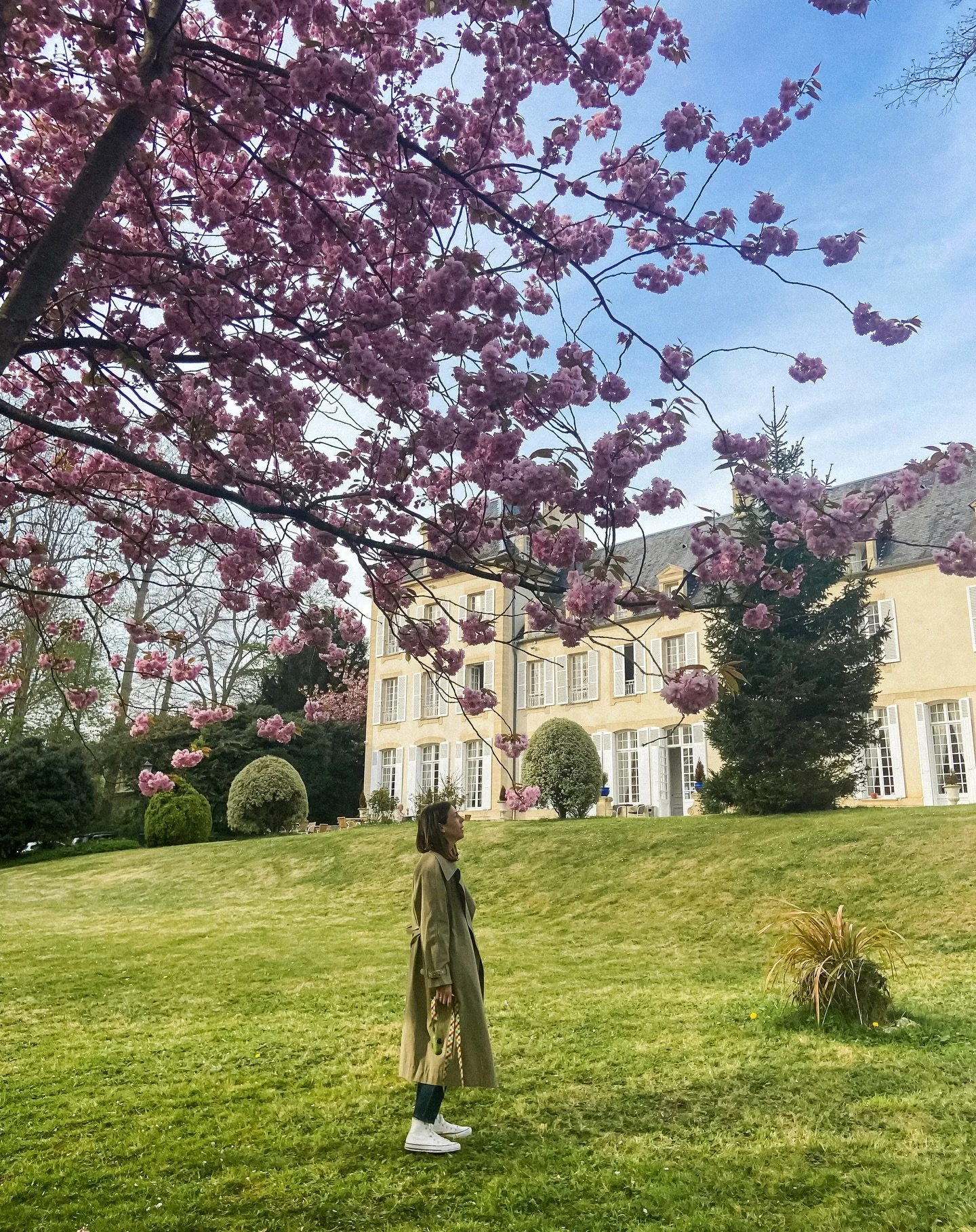Normandy carries a quiet kind of beauty. I stayed near Colombiers-sur-Seulles, where mornings unfold slowly between stone fa&ccedil;ades in soft light with the slow rhythm of village life. From there, the coast is never far. Long beaches shaped by wi