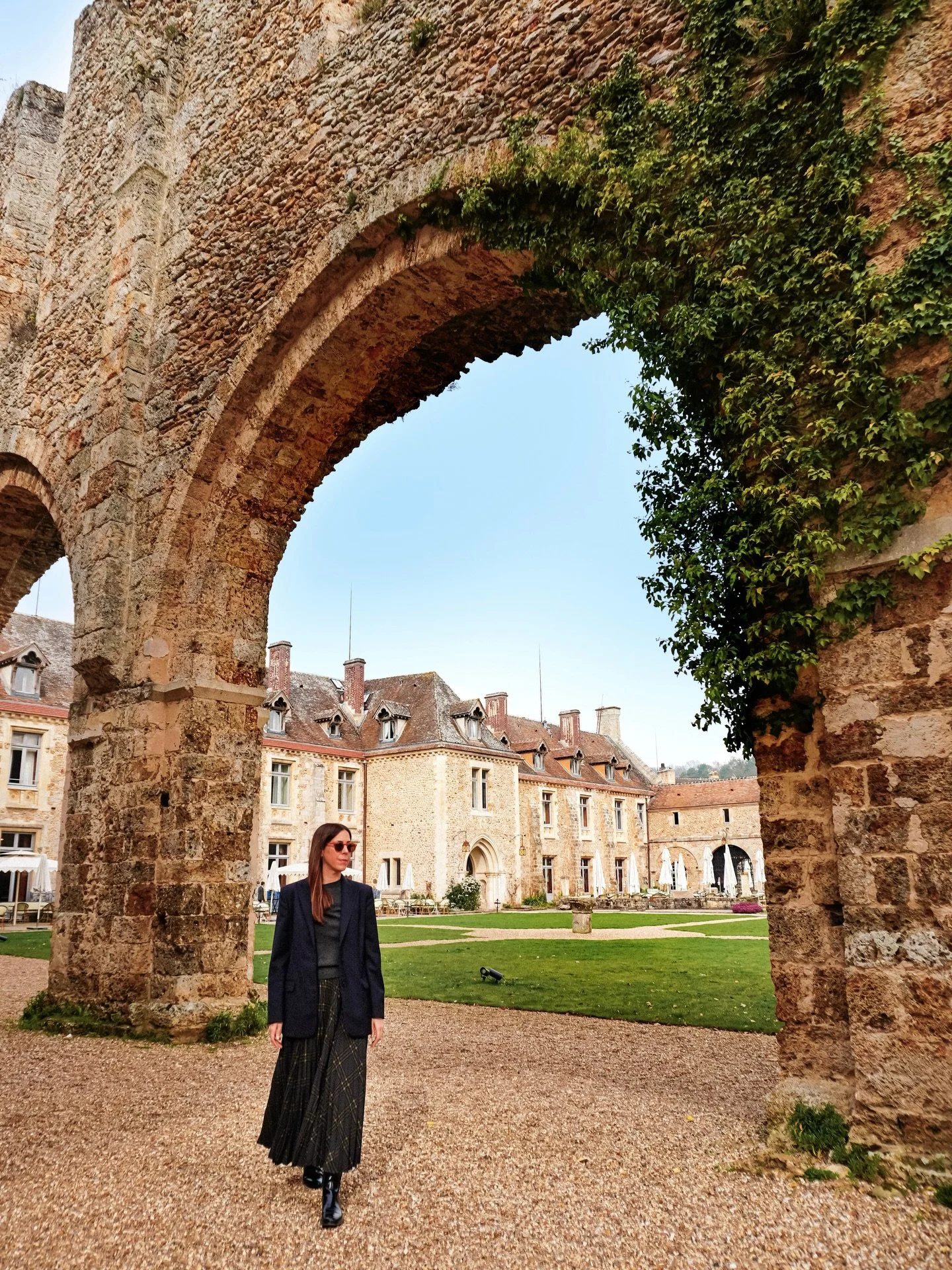 Have you ever discovered a place that feels like it belongs in a movie?

Just 45 minutes from Paris, Les Vaux-de-Cernay looks almost unreal. A historic estate surrounded by forests, with a peaceful lake, ivy-covered stone buildings and gardens that s