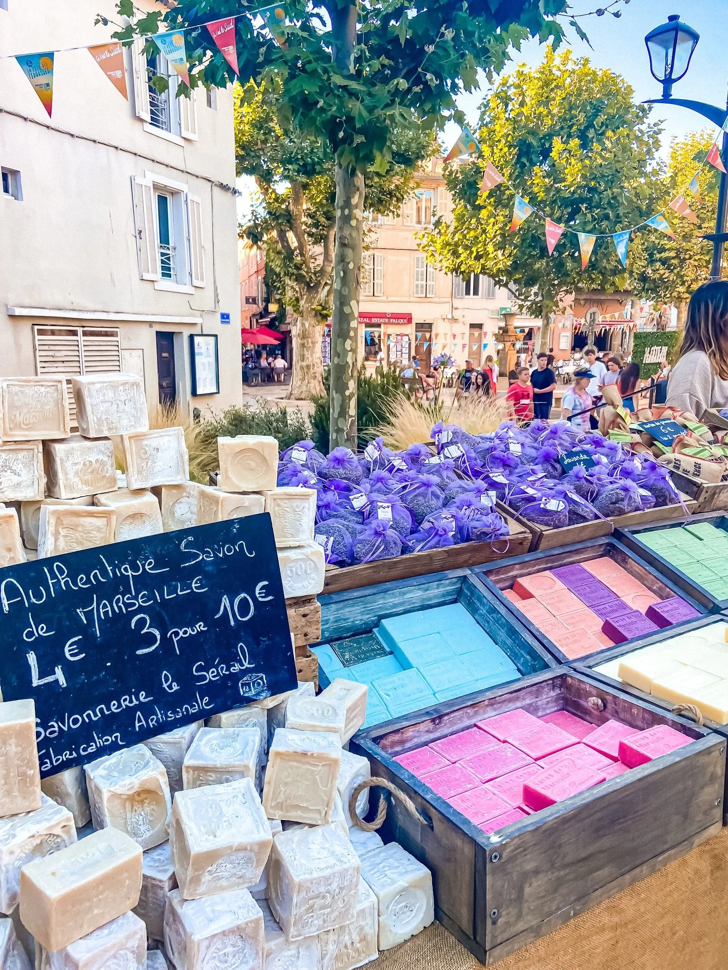 When I planned a small trip to Cassis, I didn&rsquo;t expect to like it this much 🤍

It&rsquo;s the kind of place that looks exactly like you imagined&hellip; and still feels better once you&rsquo;re there. A small harbor, soft-colored buildings, ca