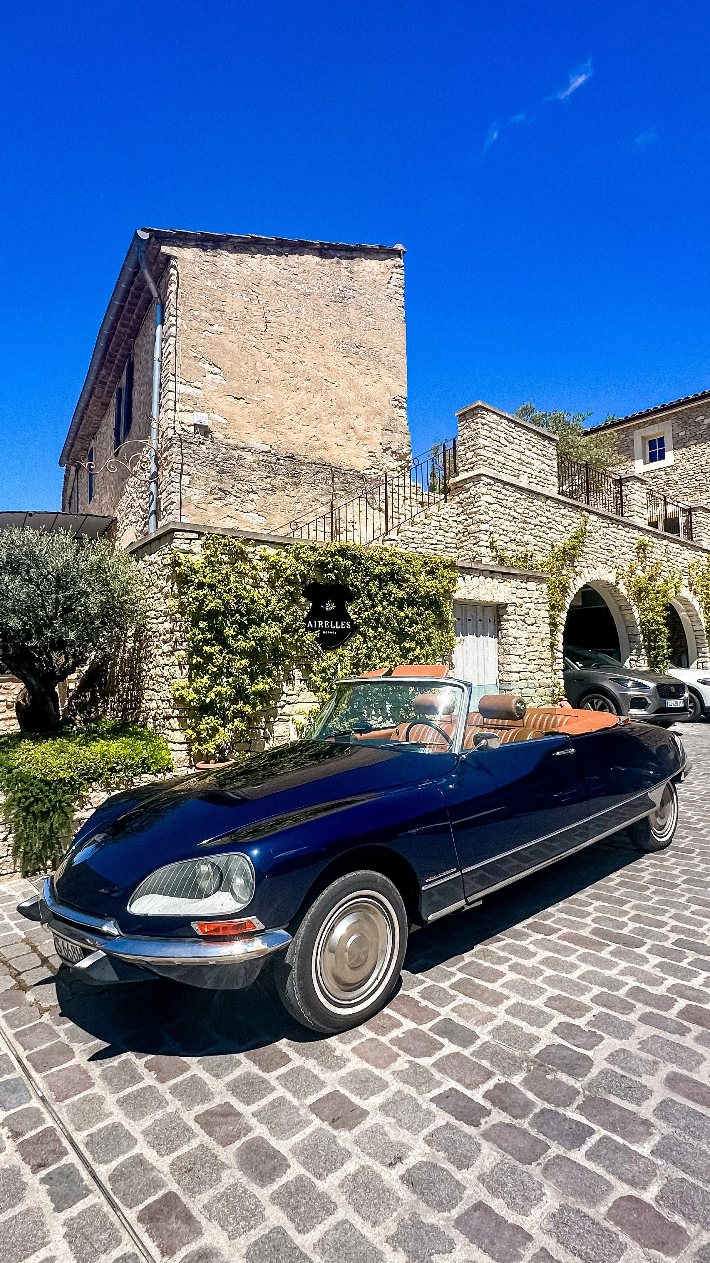 wander-senses-gordes-village-provence-old-car-france.jpg